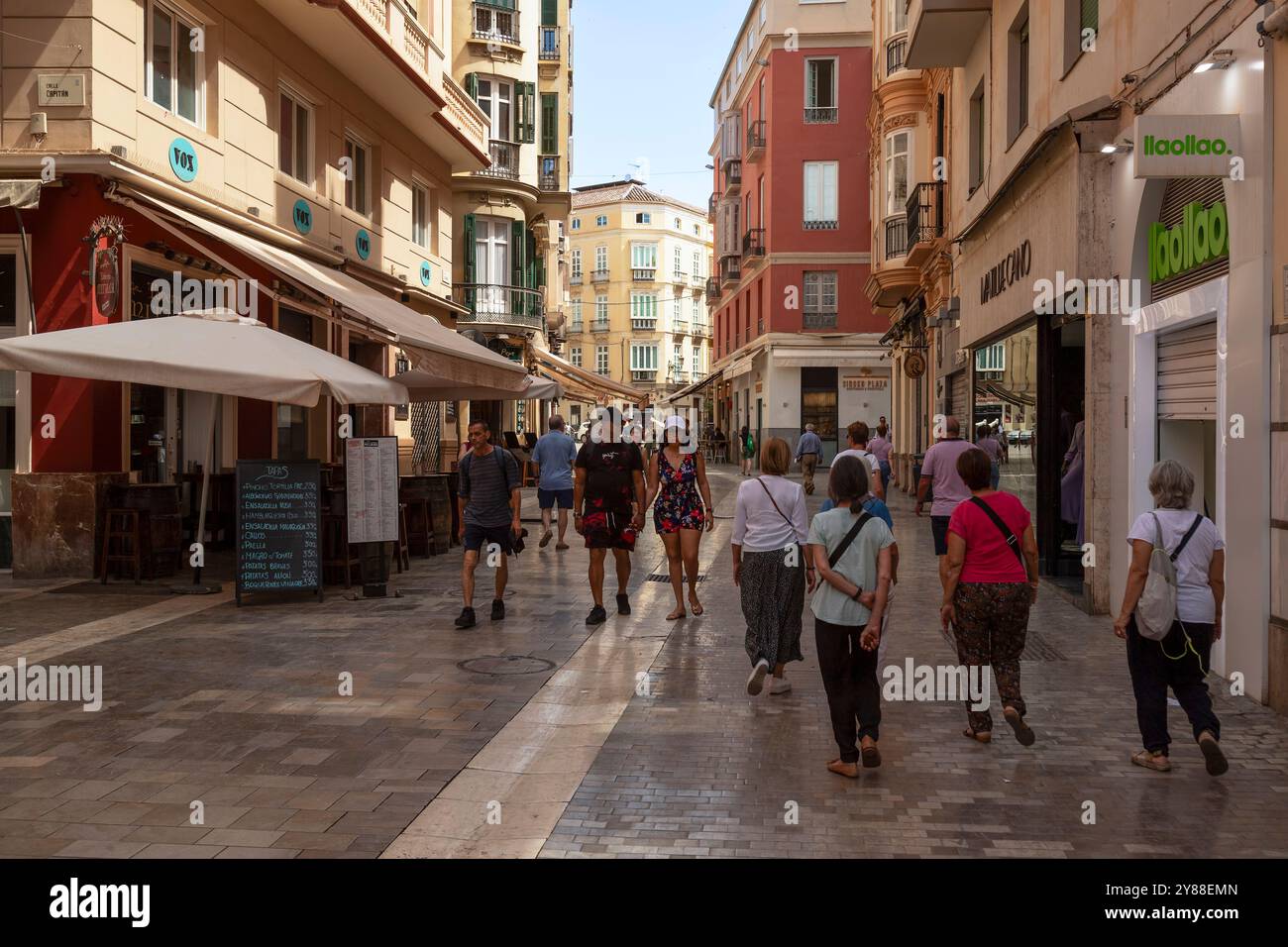 Rue commerçante dans le vieux centre historique de la ville de Málaga. Banque D'Images