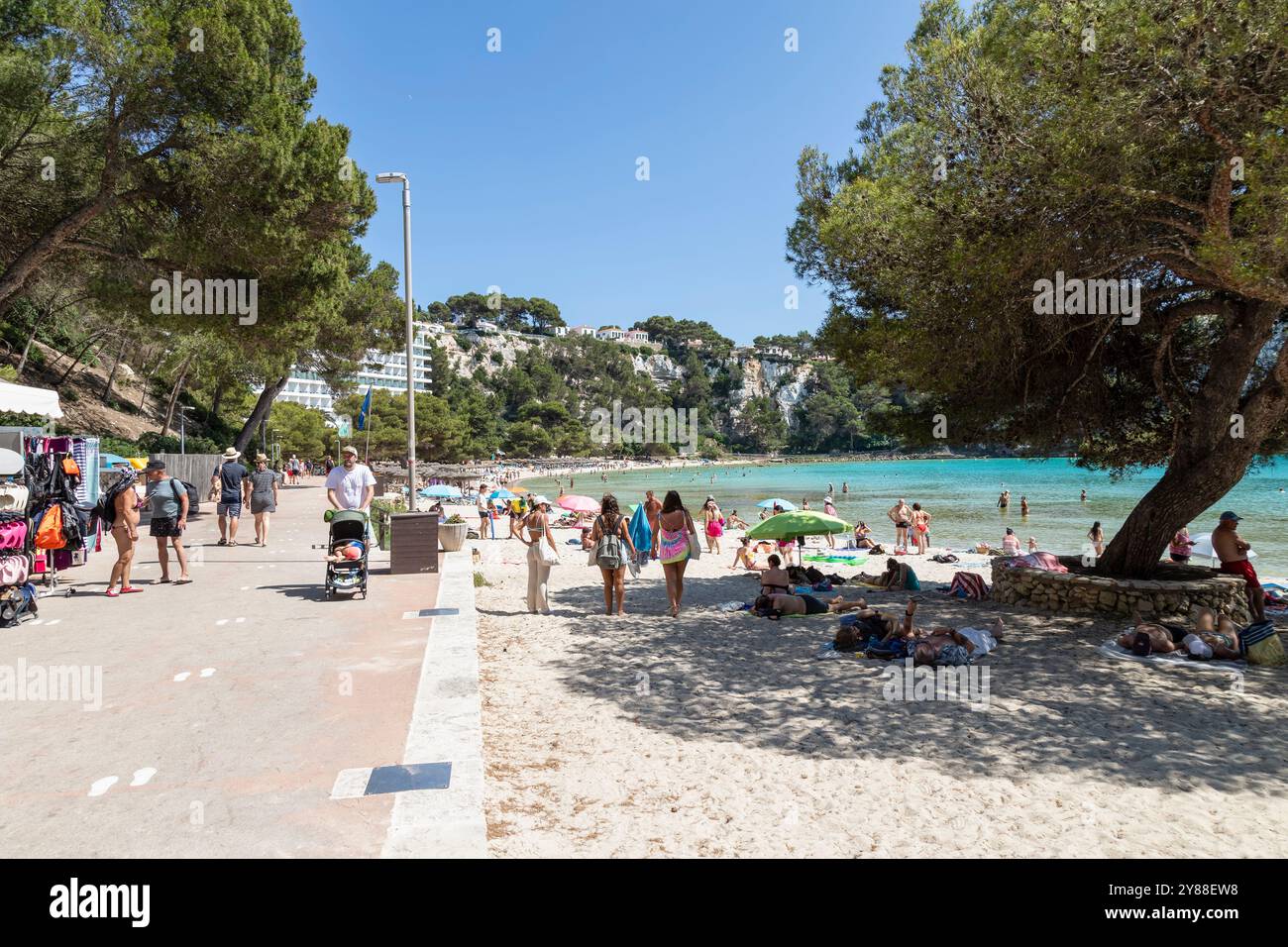 Les gens marchent sur la plage de Cala Galdana sur l'île espagnole de Minorque. Banque D'Images