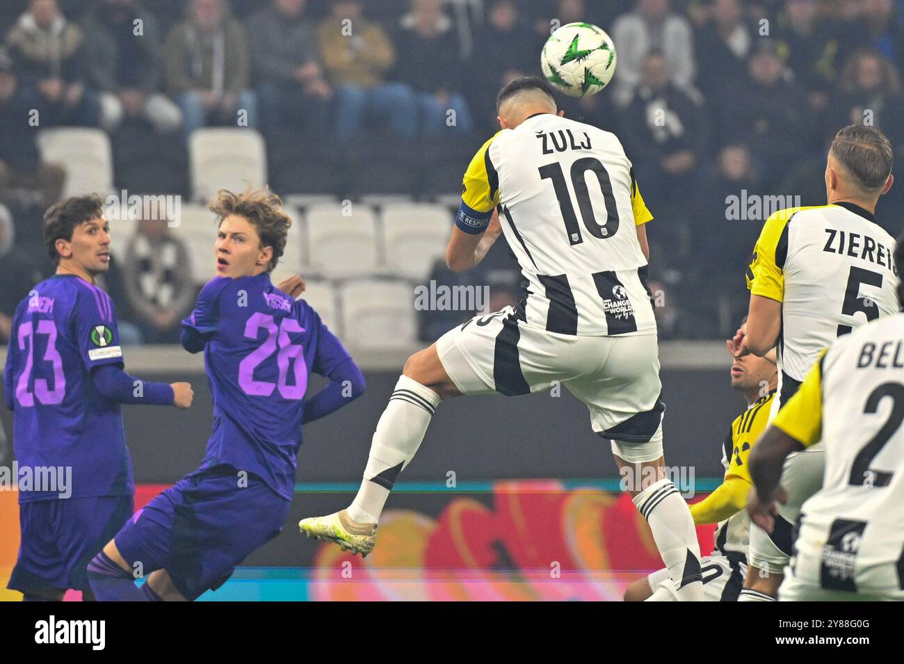 Linz, Autriche. 03 Oct, 2024. LINZ, AUTRICHE - 3 OCTOBRE : Gustav Wikheim de Djurgarden IF, August Priske de Djurgarden IF, Robert Zulj de LASK et Philipp Ziereis de LASK lors de l'UEFA Conference League 2024/25 League phase MD1 match entre LASK et Djurgarden Oberoesterreich Arena le 3 octobre 2024 à Linz, Autriche.241003 SEPA 20 024 - 20241003 PD9256 crédit : APA-PictureDesk/Alamy Live News Banque D'Images