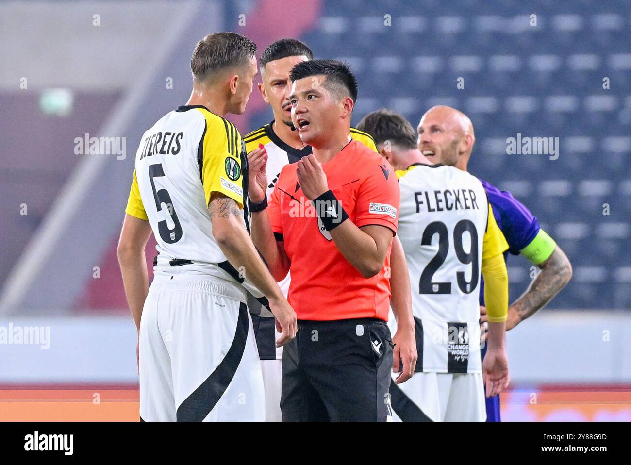 Linz, Autriche. 03 Oct, 2024. LINZ, AUTRICHE - 3 OCTOBRE : Philipp Ziereis du LASK, Robert Zulj du LASK et l'arbitre Bulat Sariyev lors du match de la phase MD1 de l'UEFA Conference League 2024/25 entre le LASK et la Djurgarden Oberoesterreich Arena le 3 octobre 2024 à Linz, Autriche.241003 SEPA 20 042 - 20241003 PD9398 crédit : APA-PictureDesk/Alamy Live News Banque D'Images