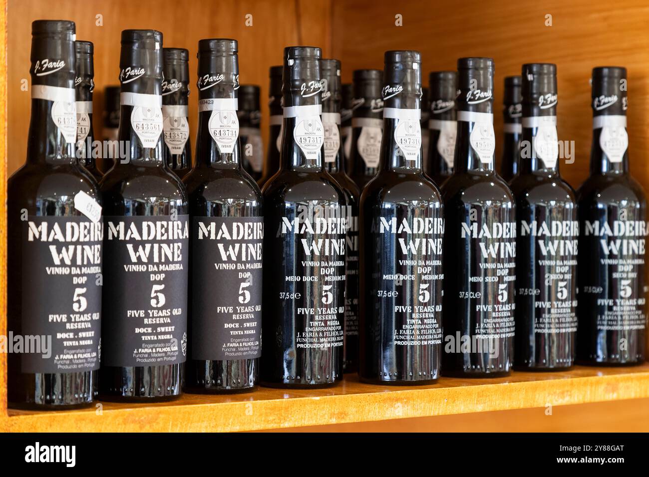 Bouteilles de vin de Madère au marché fermier de Funchal. Banque D'Images