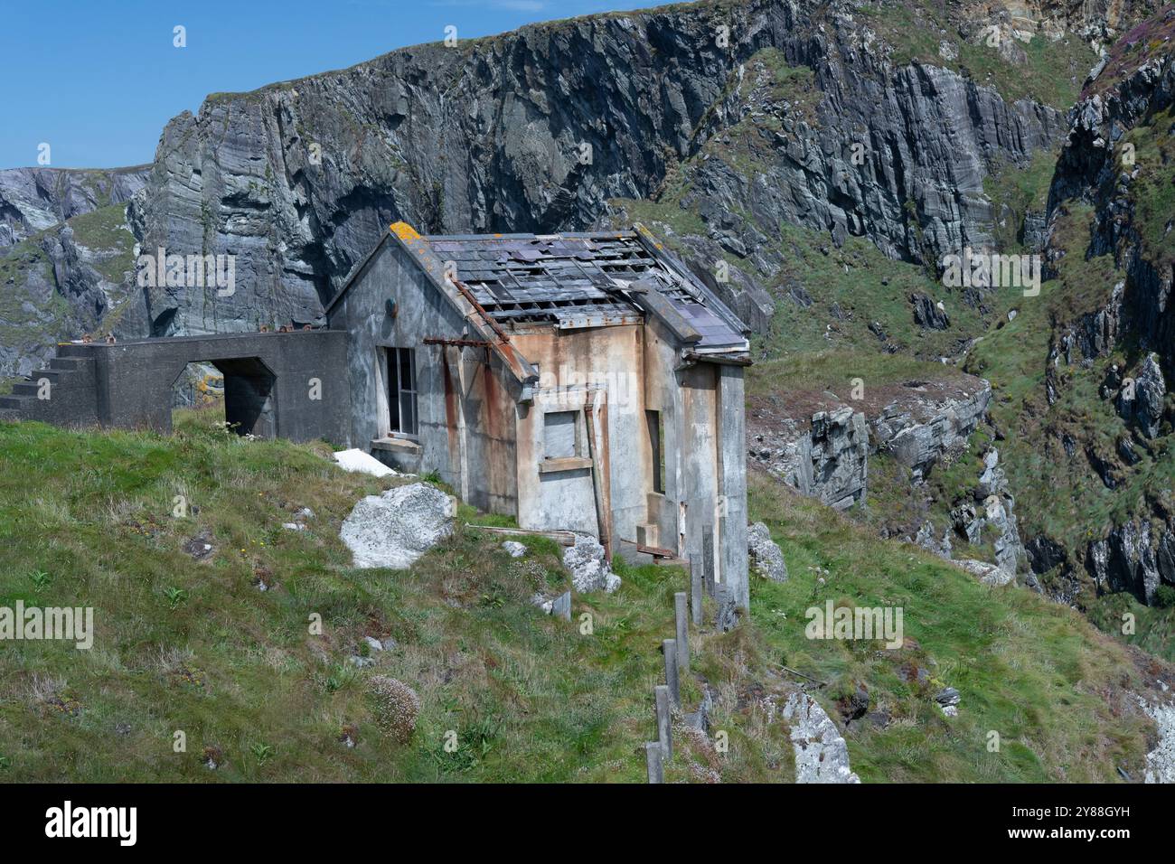 Cottage abandonné au milieu des falaises accidentées de Mizen Head Banque D'Images