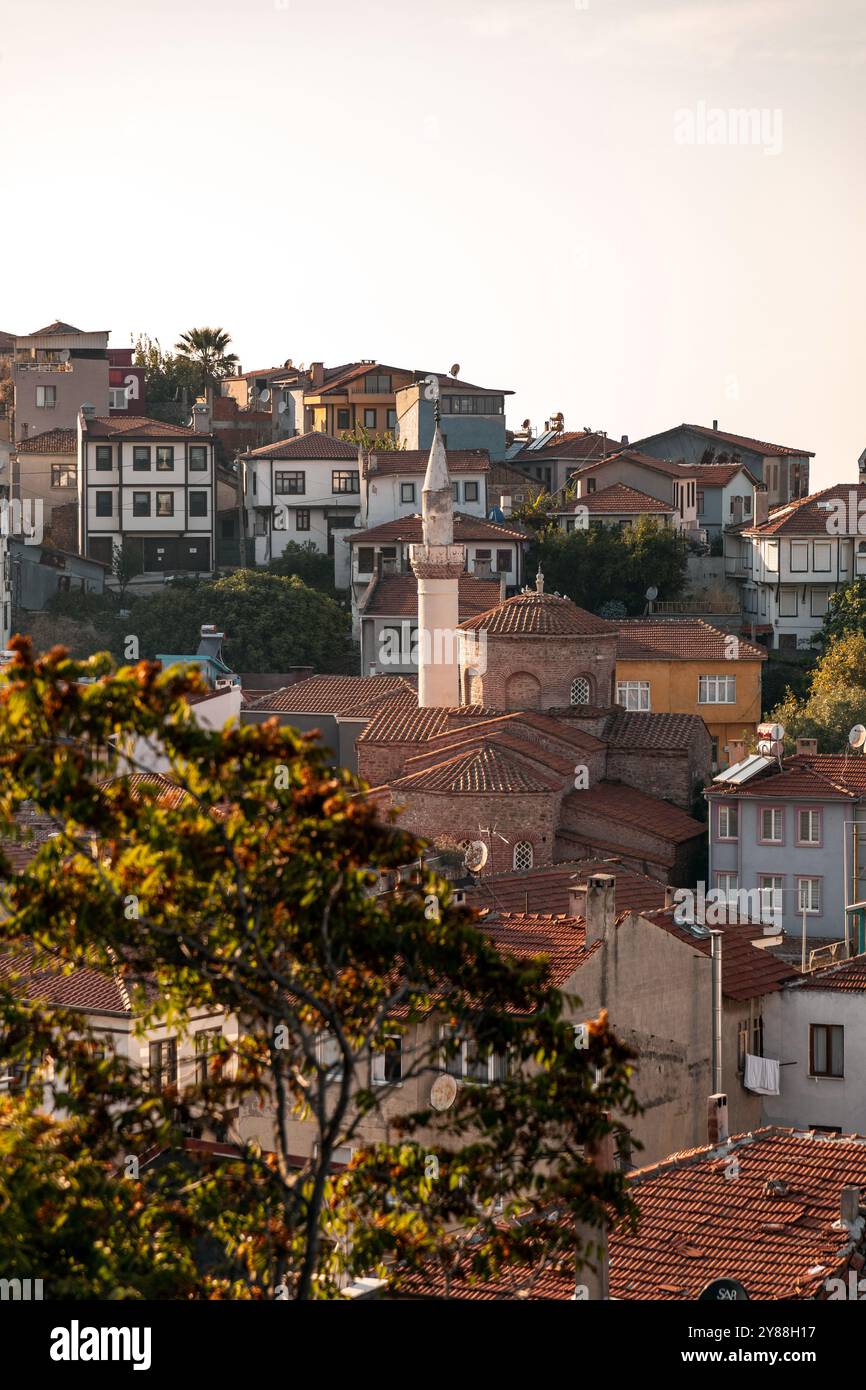 Tirilye, Turkiye - 29 septembre 2024 : Mosquée Fatih, convertie d'une église orthodoxe grecque à Tirilye, Mudanya, Bursa, Turkiye. Banque D'Images