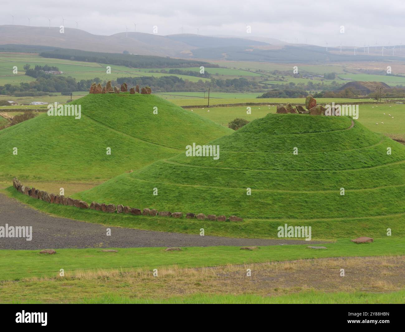 Landscape Art de Charles Jencks à Crawick Multiverse : deux monticules avec des chemins en spirale et des rochers sur le dessus représentent Andromède et la voie lactée. Banque D'Images