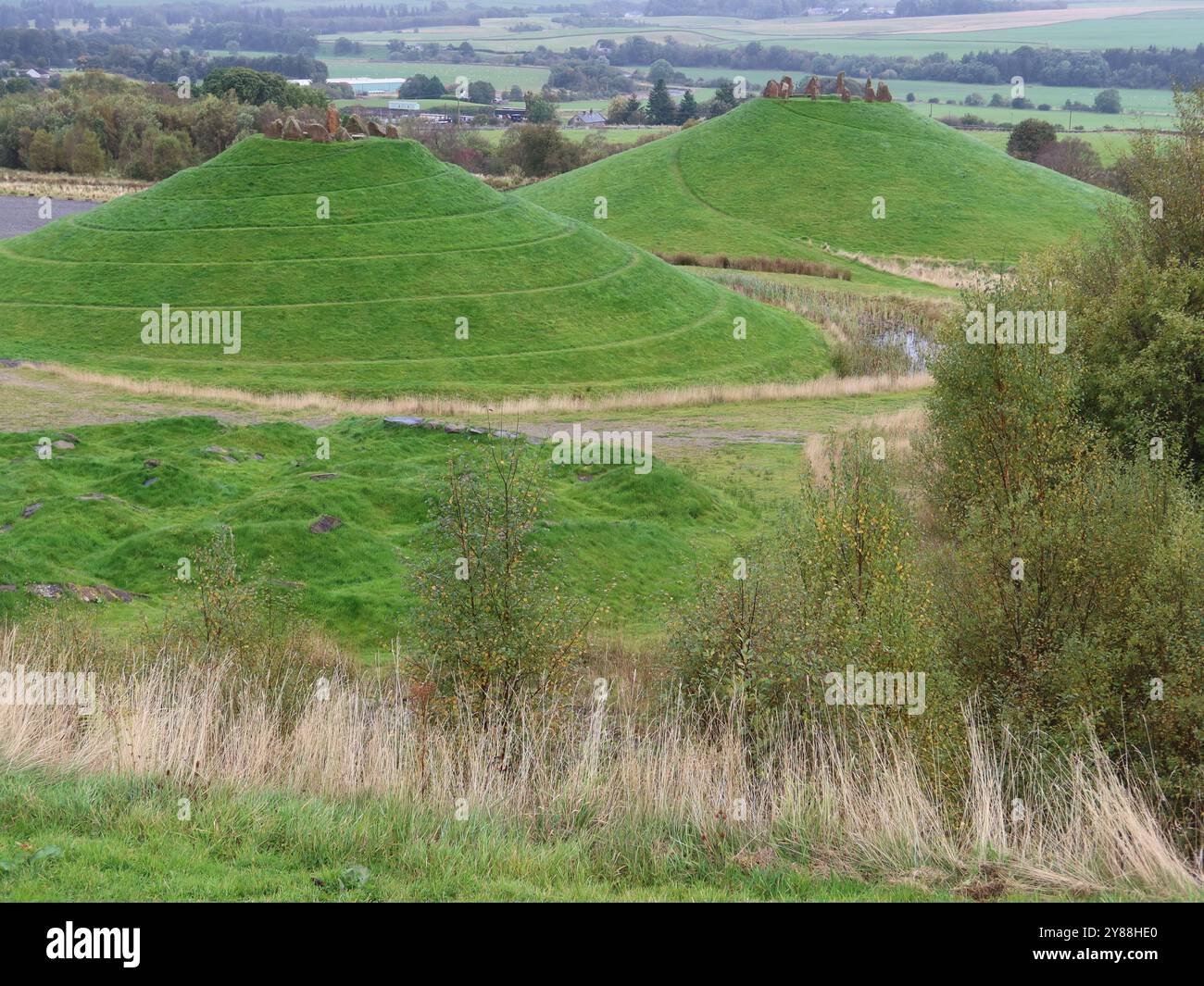 Landscape Art de Charles Jencks à Crawick Multiverse : deux monticules avec des chemins en spirale et des rochers sur le dessus représentent Andromède et la voie lactée. Banque D'Images