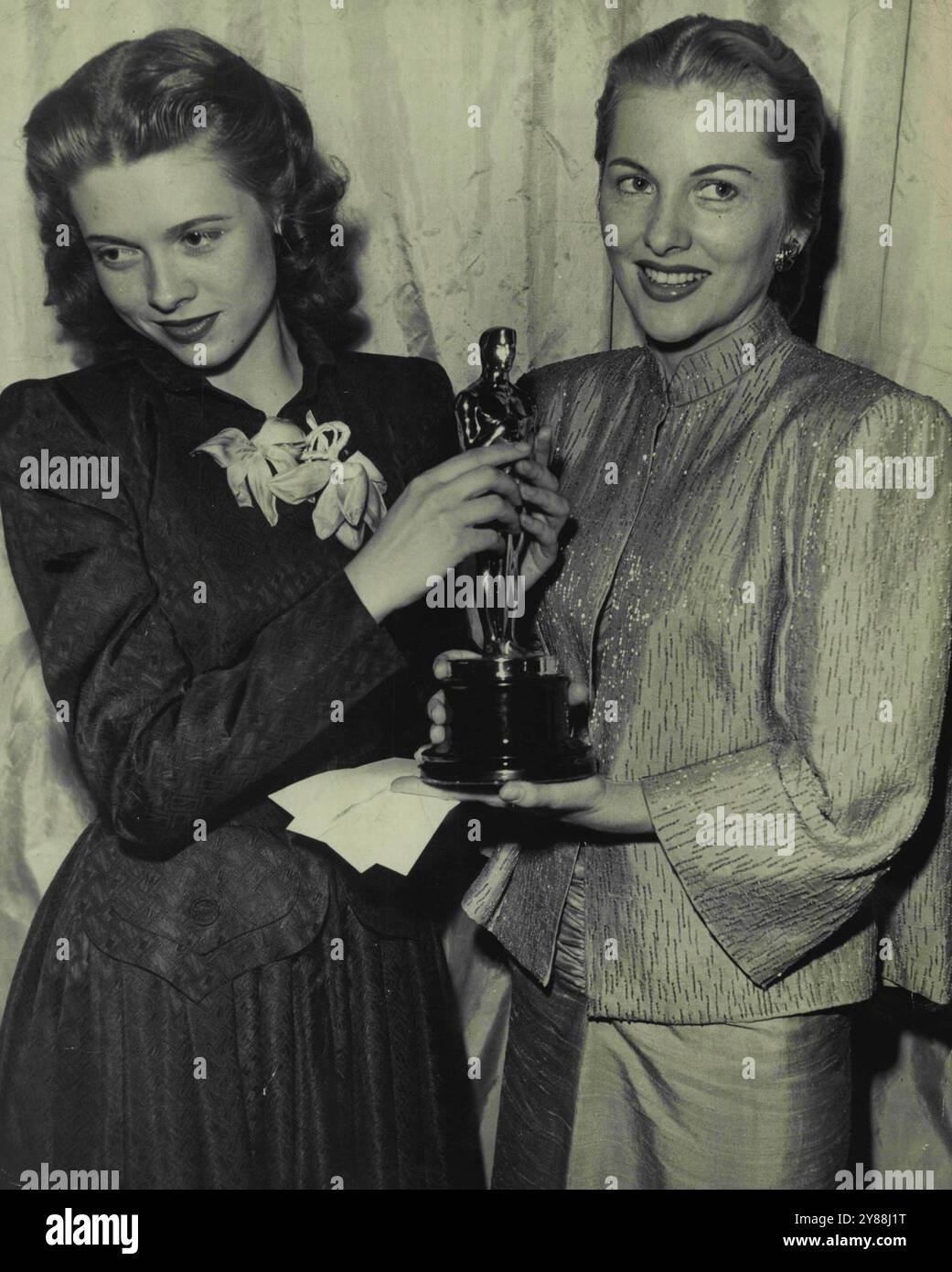 Oscar by Proxy - Cathy O'Donnell a accepté cet Oscar au nom de Fredric March, qui n'a pas pu y assister. Joan Fontaine, qui avait déjà remporté un prix, pensait que la « querelle » d'Olivia aurait pu prendre fin. Apparemment, en ce qui concerne Olivia, son Oscar n'a fait aucune différence. 30 mars 1947. Banque D'Images