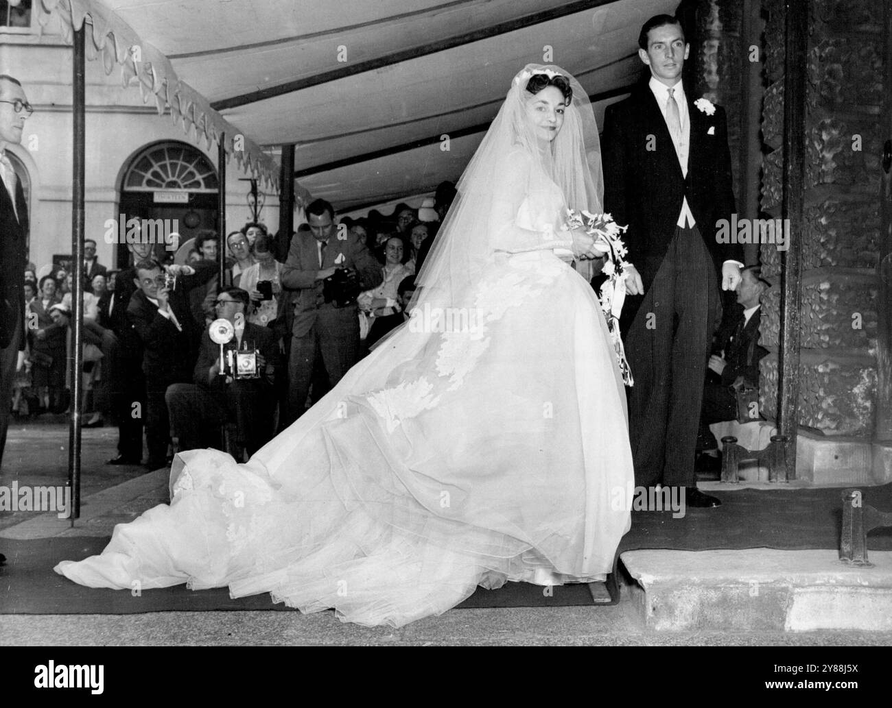 Le grand jour du mariage d'aujourd'hui, le Mr. Adrian Bailey et son épouse, Lady Mary Baillie-Hamilton, fille du comte et comtesse de Haddington, photographiés après leur mariage cet après-midi au lieu James's, Spanish place. On les voit arriver à Hutchinson House pour la réception à laquelle assistaient la reine et les membres de la famille royale. Lady Mary était l'une des demoiselles d'honneur au couronnement de la Reine. 21 juillet 1954. Banque D'Images