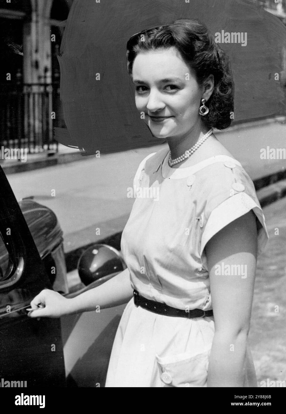 Queen pour assister à sa soirée de comte et comtesse de Haddington, la photo d'aujourd'hui de Lady Mary Baillie-Hamilton, fille de 17 ans du comte et de la comtesse de Haddington, dont la soirée de comte qui aura lieu à Syon House, Brentford, siège du duc de Northumberland, sera l'une des danses les plus importantes de la saison. La reine devrait y assister. 30 mars 1953. Banque D'Images