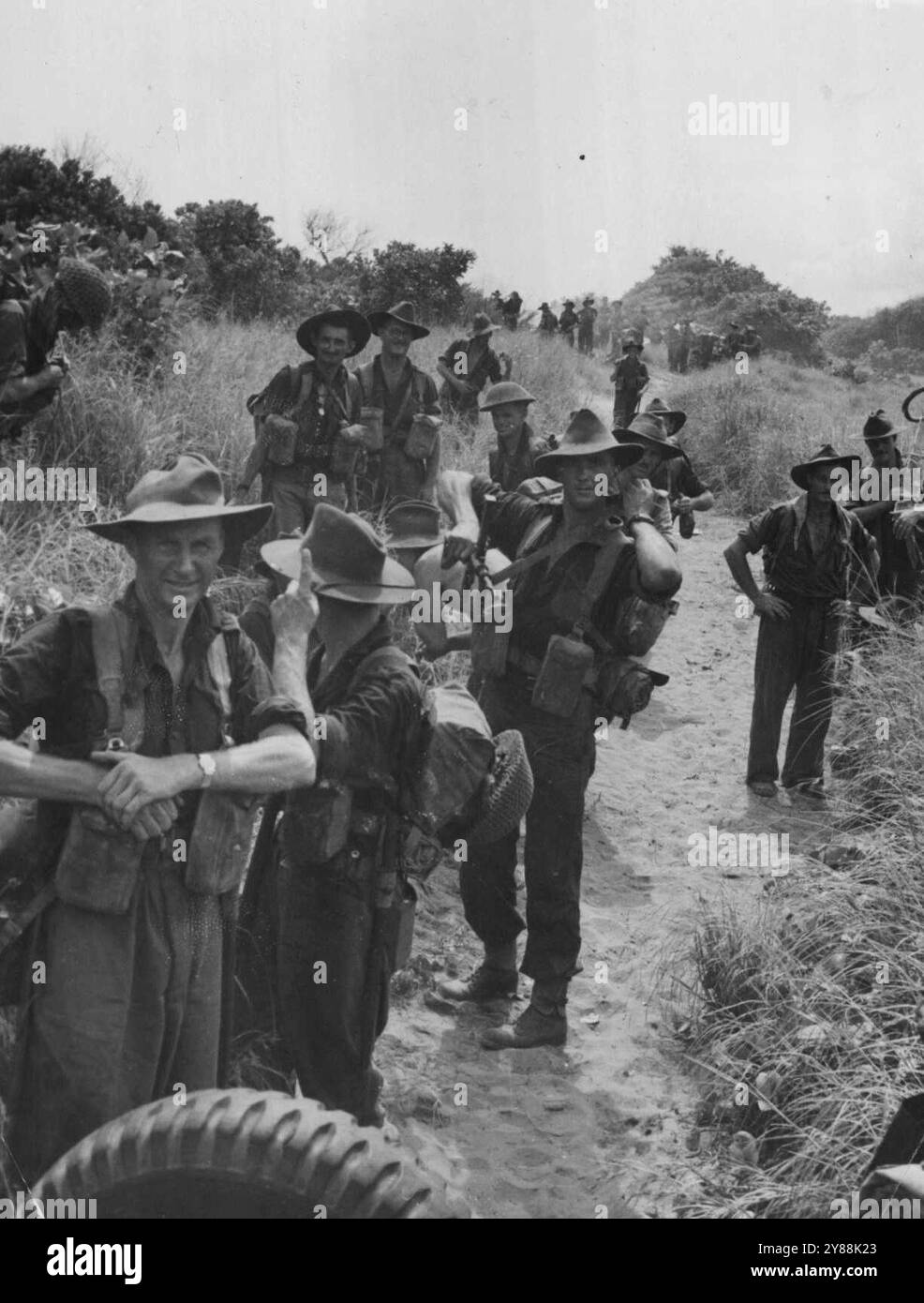 Les troupes australiennes enfilent leur ***** après un sort de 10 minutes pendant leur avance ***** Point dans la région de Dallmaa River. Le ***** patrouillait à 300 mètres d'avance. 17 février 1944. Banque D'Images