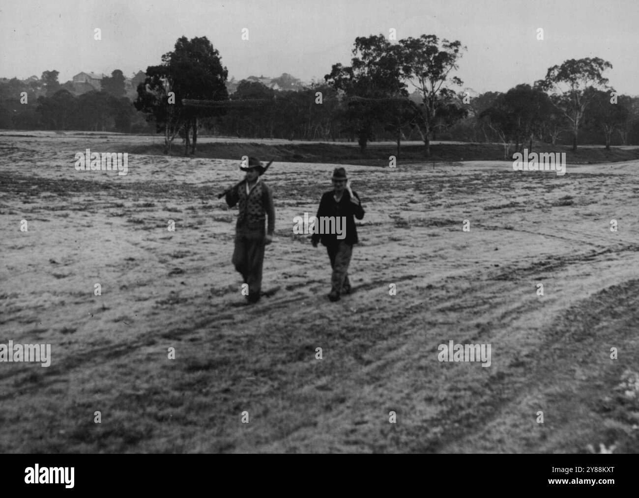 Pas étonnant que vous ayez frissonné ce matin. Une gelée couvrait les plaines de la rivière à Kew. Cette photo a été prise en regardant le long de l'un des fairways des nouveaux terrains de golf Greenacres. 4 juillet 1950. Banque D'Images