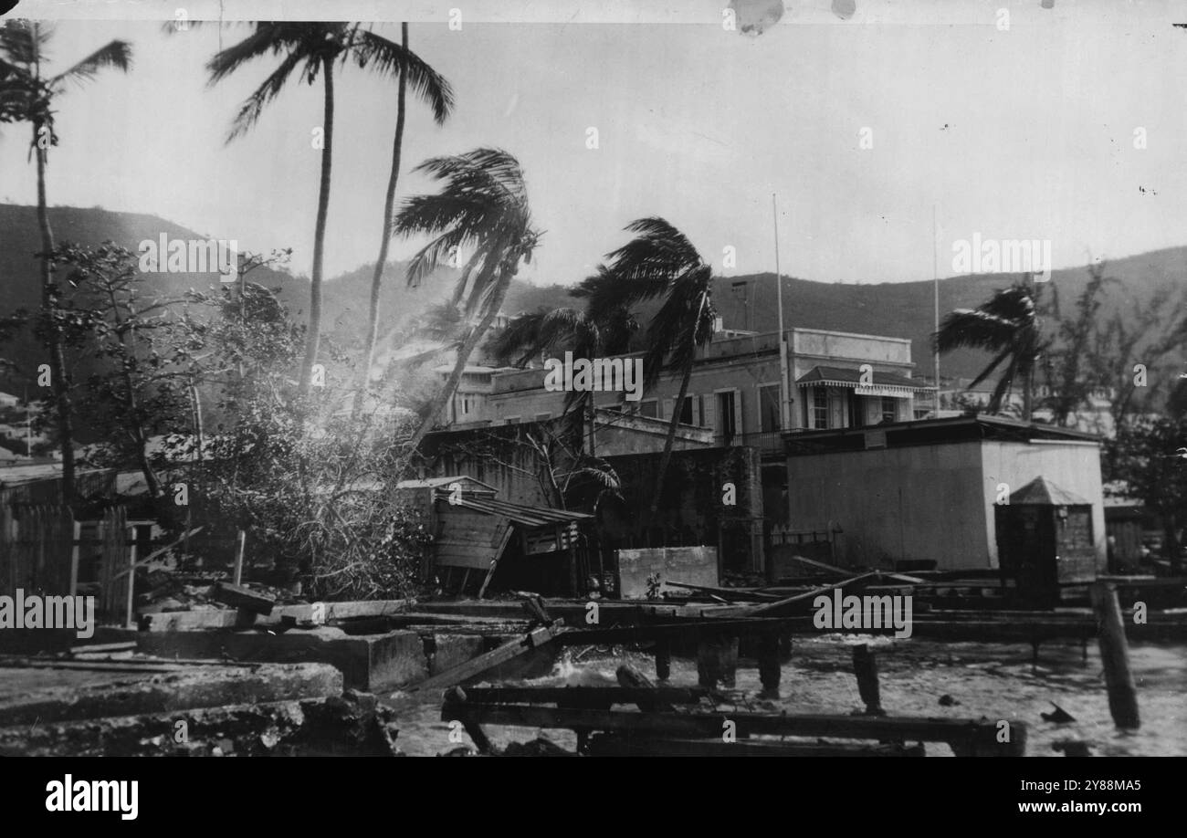 Après l'ouragan dans les îles Vierges -- partie de la destruction du front de mer Département du port, avec le Bureau de la météo en arrière-plan, à établi Thomas, dans les îles Vierges. Frappées par l'ouragan qui a causé de vastes dégâts à Porto Rico, et en Floride, causant de grandes pertes de vie, les îles Vierges ont également souffert. 1er avril 1955. (Photo de P & A photos). Banque D'Images