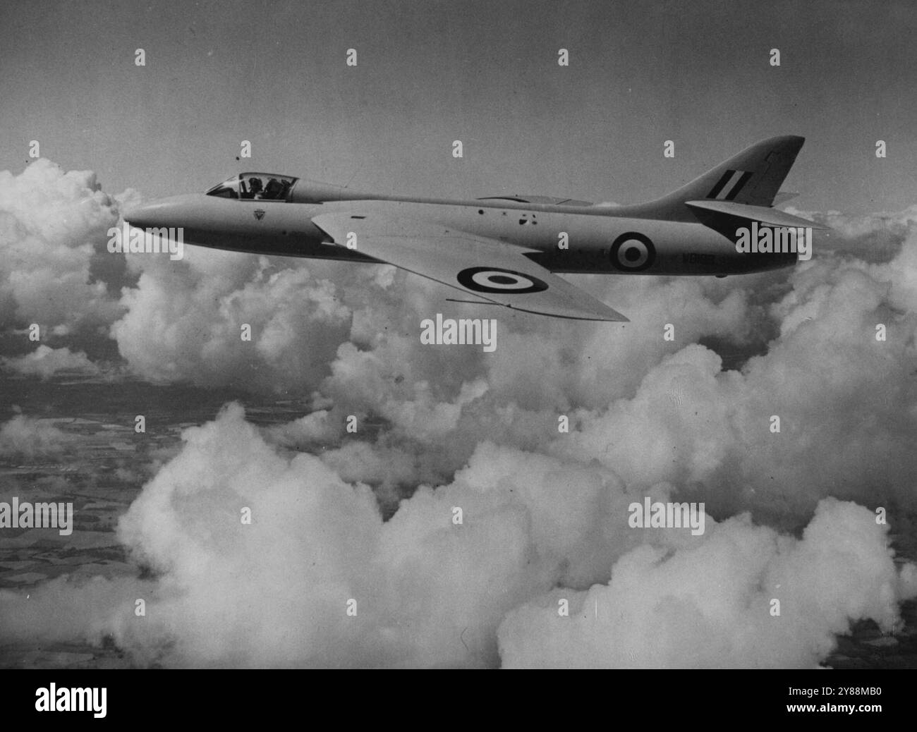 First Air Pictures des meilleurs chasseurs britanniques -- Une belle image aérienne du nouveau chasseur Hawker P.1067 qui a commandé hors de la planche à dessin, est entré en production de quantité pour la Royal Air Force, Détails de la vitesse, de la montée, de la portée et de l'armement, etc., sont un secret étroitement gardé, mais il est revendiqué ***** cet avion est le chasseur le plus fin et le plus rapide du ***** . Elle sera vue pour la première fois par le public ***** Week's Society of British Aircraft ***** Spectacle à Farnborough, mais des dispositions de sécurité spéciales sont prises pour garder l'avion et personne ne sera ***** pour approcher le m Banque D'Images