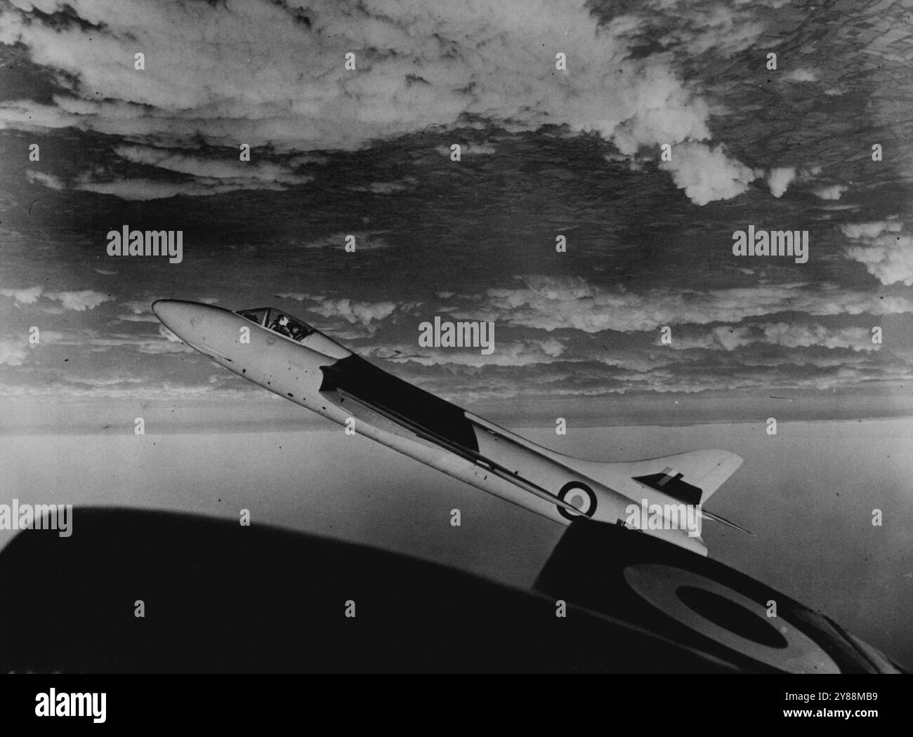 Boucler la boucle avec Un "Barrier Breaker" -- ceci est l'une d'un ensemble de photographies prises pendant une boucle par le chasseur à réaction le plus rapide de Grande-Bretagne, le Hawker Hunter, piloté par le pilote d'essai en chef Neville Duke. Les photographies ont été prises à partir d'un Meteor volant parallèlement entre les extrémités des ailes au début de chaque boucle étant à seulement 20 pieds. Le Hunter était, bien sûr, étranglé bien au-dessous de sa performance normale afin que le Meteor puisse le suivre. 07 novembre 1952. Banque D'Images Boucler la boucle avec Un "Barrier Breaker" -- ceci est l'une d'un ensemble de photographies prises pendant une boucle par le chasseur à réaction le plus rapide de Grande-Bretagne, le Hawker Hunter, piloté par le pilote d'essai en chef Neville Duke. Les photographies ont été prises à partir d'un Meteor volant parallèlement entre les extrémités des ailes au début de chaque boucle étant à seulement 20 pieds. Le Hunter était, bien sûr, étranglé bien au-dessous de sa performance normale afin que le Meteor puisse le suivre. 07 novembre 1952. Banque D'Images