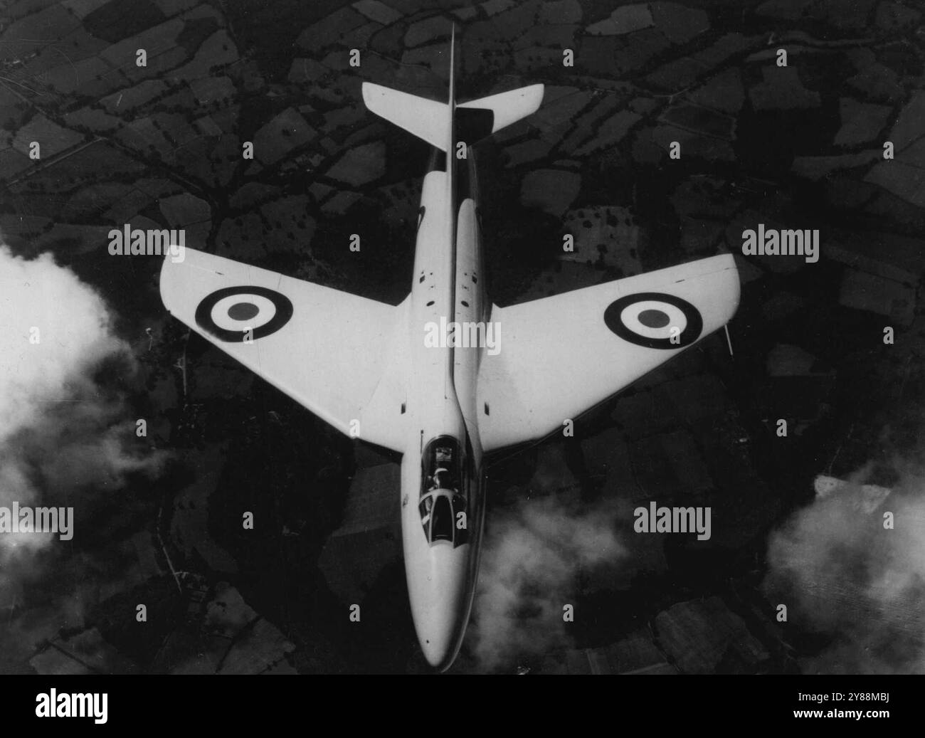 'Monde le plus rapide' - première photo Hawker P1067 en vol -- ***** Le plus rapide du monde' par le ministre ***** Air Mr. Arthur Henderson, le chasseur à réaction britannique Hawker P1067 est vu dans cette impressionnante première ***** image. Détails réalisés de l'aile en flèche, moteur à réaction Avon ***** , sont toujours un secret étroitement gardé. Lorsque jet fera sa première apparition publique au prochain spectacle aérien de Farnborough, il sera rodé et ***** ne sera pas autorisé à proximité. L'avion va entrer en production de quantité pour la Royal Air Force. Banque D'Images 'Monde le plus rapide' - première photo Hawker P1067 en vol -- ***** Le plus rapide du monde' par le ministre ***** Air Mr. Arthur Henderson, le chasseur à réaction britannique Hawker P1067 est vu dans cette impressionnante première ***** image. Détails réalisés de l'aile en flèche, moteur à réaction Avon ***** , sont toujours un secret étroitement gardé. Lorsque jet fera sa première apparition publique au prochain spectacle aérien de Farnborough, il sera rodé et ***** ne sera pas autorisé à proximité. L'avion va entrer en production de quantité pour la Royal Air Force. Banque D'Images