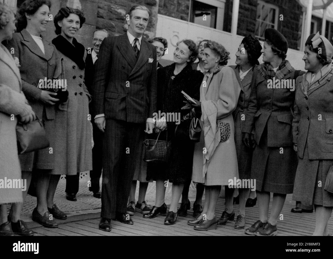 Homme du moment -- M.R. Anthony Eden entouré d'une galerie admiratrice alors qu'il se rendait au Pavillon de la jetée une galerie admiratrice alors qu'il se rendait au Pavillon de la jetée pour la conférence du parti conservateur ici.M.R. Eden fait un discours important sur la politique étrangère aujourd'hui (vendredi). Il devrait s'occuper principalement des problèmes de l'Union occidentale et de la politique impériale sur lesquels il y a eu une certaine divergence d'opinion entre les délégués. 8 octobre 1948. Banque D'Images Homme du moment -- M.R. Anthony Eden entouré d'une galerie admiratrice alors qu'il se rendait au Pavillon de la jetée une galerie admiratrice alors qu'il se rendait au Pavillon de la jetée pour la conférence du parti conservateur ici.M.R. Eden fait un discours important sur la politique étrangère aujourd'hui (vendredi). Il devrait s'occuper principalement des problèmes de l'Union occidentale et de la politique impériale sur lesquels il y a eu une certaine divergence d'opinion entre les délégués. 8 octobre 1948. Banque D'Images