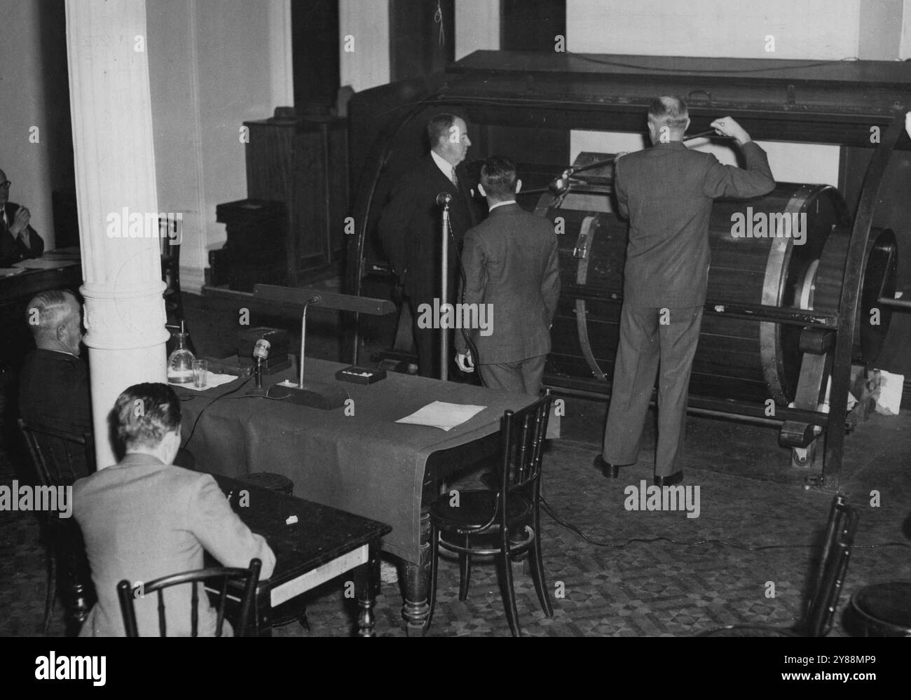 Le tirage de la loterie d'Etat au début des années 1950.les résultats intéressent des milliers mais peu vont voir le tirage effectué superviser le tirage fait partie des directions ***** . 22 septembre 1954. Banque D'Images