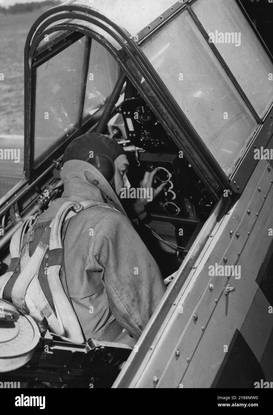 Comment les opérateurs sans fil sont formés à la station de l'armée de l'air à Archerfield. (1) un opérateur tapant un message du cockpit d'une machine de combat. (2) le message est reçu et noté la station de campagne sur l'aérodrome. 07 août 1940. Banque D'Images