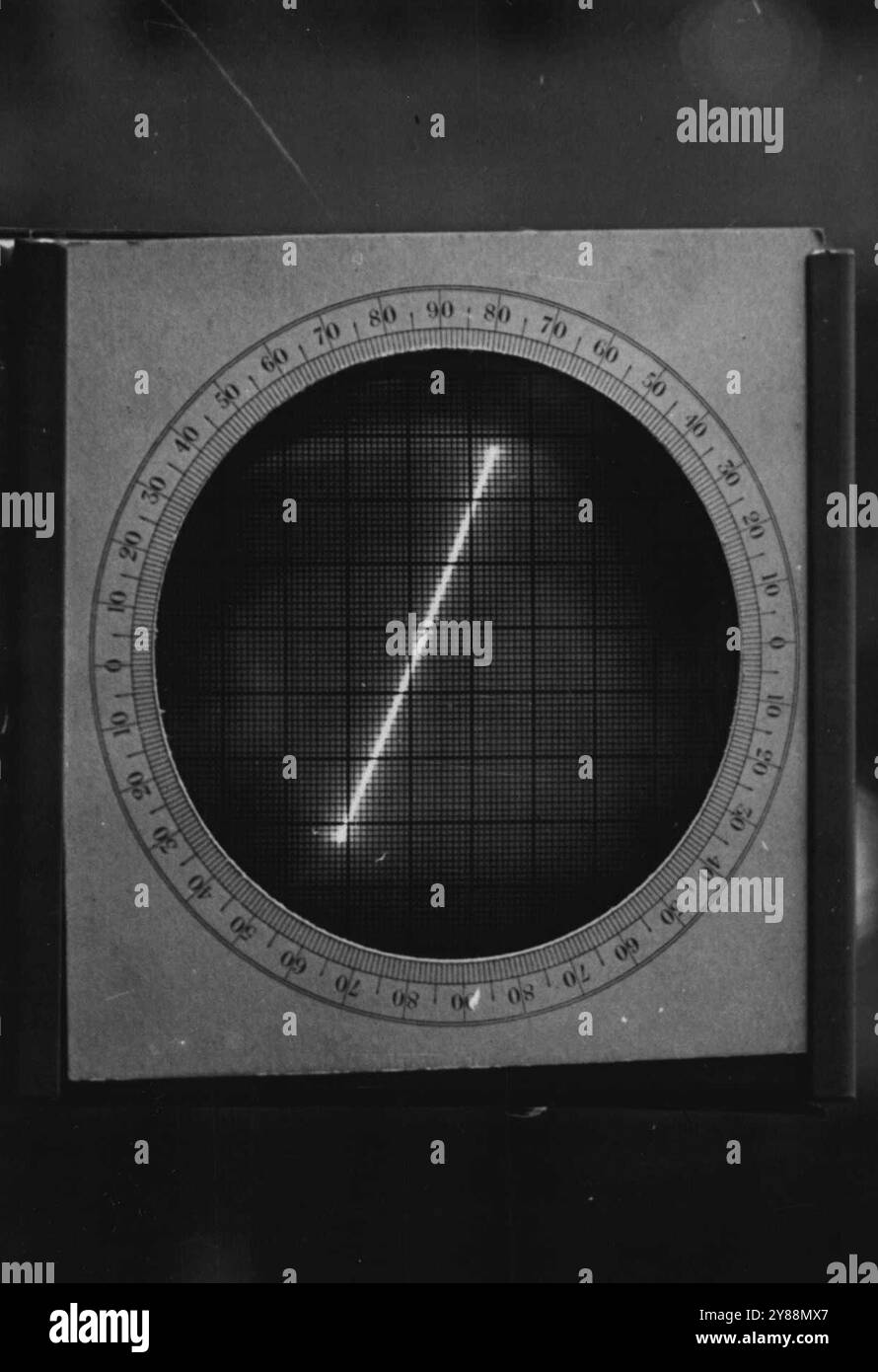 Des indicateurs à rayons cathodiques similaires à celui-ci installés au laboratoire du Radio Research Board à Royal Park guideront les pilotes en toute sécurité lorsque les 17 nouvelles stations émettrices de radiogoniométrie seront installées dans les aéroports australiens. La ligne blanche indique la direction de l'émetteur par rapport à la position de l'équipement récepteur installé dans l'avion. 21 novembre 1938. Banque D'Images