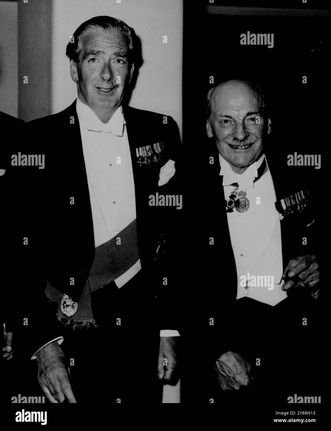 RT. Honor Sir Anthony Eden et RT. Hon. Clement R. Attlee -- le chef du Parti conservateur et premier ministre, le RT. Sir Anthony Eden, C.P., député, et le chef nouvellement réélu du Parti travailliste, et ancien premier ministre, The RT. M. Clement R. Attlee, C.P., député, s'est réuni sur un terrain neutre et amical lorsque le maréchal Pibul Songgram, premier ministre de la Thaïlande, a tenu une réception à l'hôtel Savoy. 23 juin 1955. (Photo de Peter Abbey, Camera Press) Banque D'Images