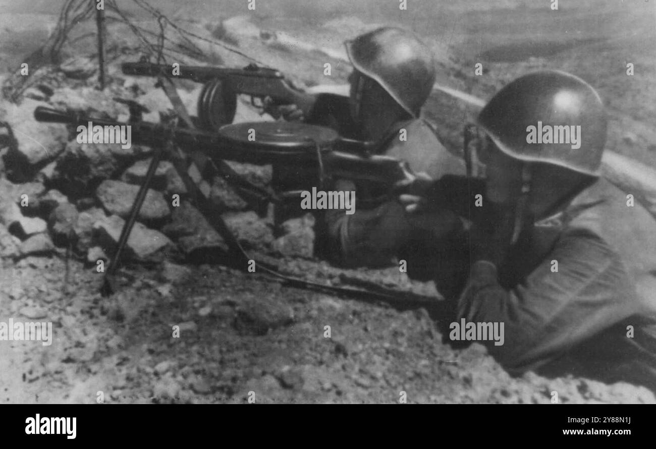 Sébastopol a pris d'assaut en 72 heure offensive - les mitrailleuses de l'Armée rouge soutenant l'attaque de l'infanterie lors de l'assaut final sur Sébastopol.72 heures après que l'Armée rouge avait ouvert son offensive «tout dehors» sur Sébastopol ; les troupes soviétiques étaient en possession de la ville clé de la Crimée. Dans l'ordre du jour le 9,5.44. Staline a annoncé «les troupes du quatrième front ukrainien, avec le soutien de coups massifs de l'armée de l'air et de l'artillerie, en trois jours de batailles offensives, ont percé des défenses allemandes fortement fortifiées et établies de longue date et... Pris d'assaut la forteresse et la base navale la plus importante Banque D'Images