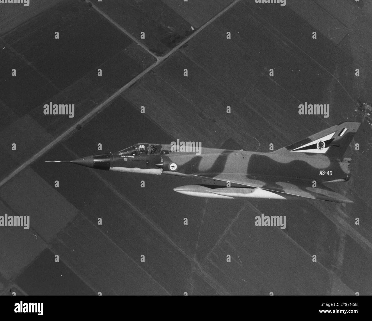 Le commodore de l'air Jim Flemming commandant la RAAF Williamtown aux commandes de son chasseur à réaction Mirage A3 - 40 Makes a fait ses adieux au-dessus de Newcastle. 06 avril 1951. Banque D'Images