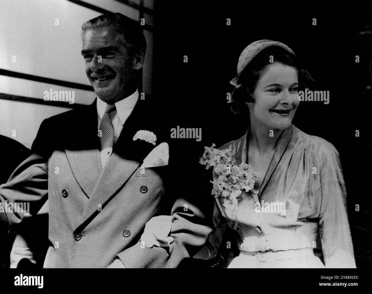 Eden et sa mariée -- le ministre des Affaires étrangères Anthony Eden et sa mariée souriante Clarissa Spencer-Churchill quittent Caxton Hall après la cérémonie. Anthony Eden, 55 ans ***** Ministre britannique des Affaires étrangères, ce matin ***** Mlle Clarissa Spencer-Churchill, 32 ans, nièce du premier ministre, au bureau d'enregistrement de Caxton Hall, Westminister. 14 août 1952. Banque D'Images