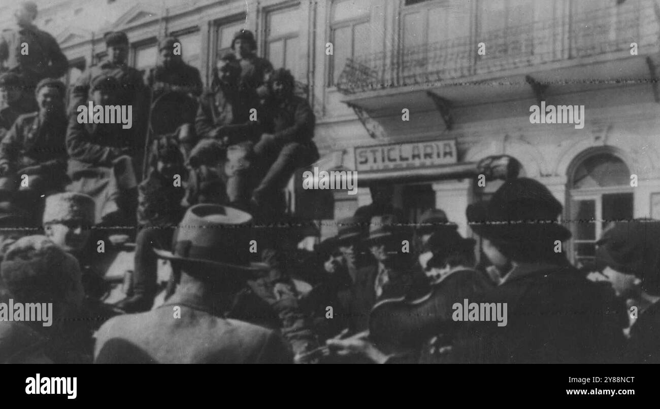 Troupes soviétiques dans la ville roumaine de Botosani. Des concerts improvisés ont lieu dans les rues. Deux violonistes sont sortis de la pour jouer pour les soldats soviétiques. 17 juillet 1944. (Photo de O. Knorring, SIB photo Service). Banque D'Images