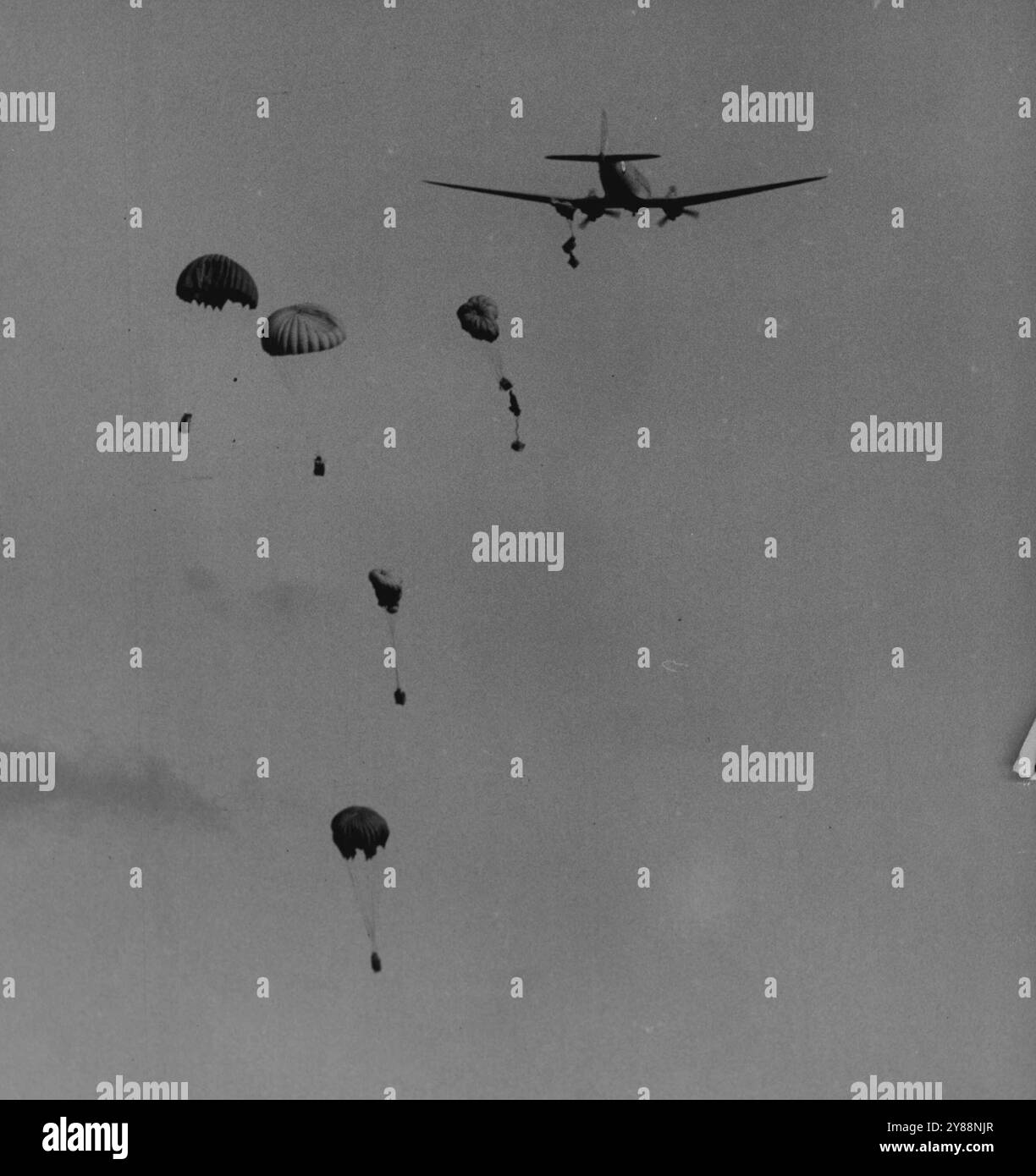 Affichage d'armes. Un avion de la RAAF faisant un largage de ravitaillement lors d'une exposition d'armes à Green Hills par le 4. Bataillon ARA aujourd'hui. L'une des caractéristiques de l'exposition était une attaque aérienne des météores et des Navy Seafuries. 3 avril 1955. (Photo de Stuart William MacGladrie/Fairfax Media). Banque D'Images