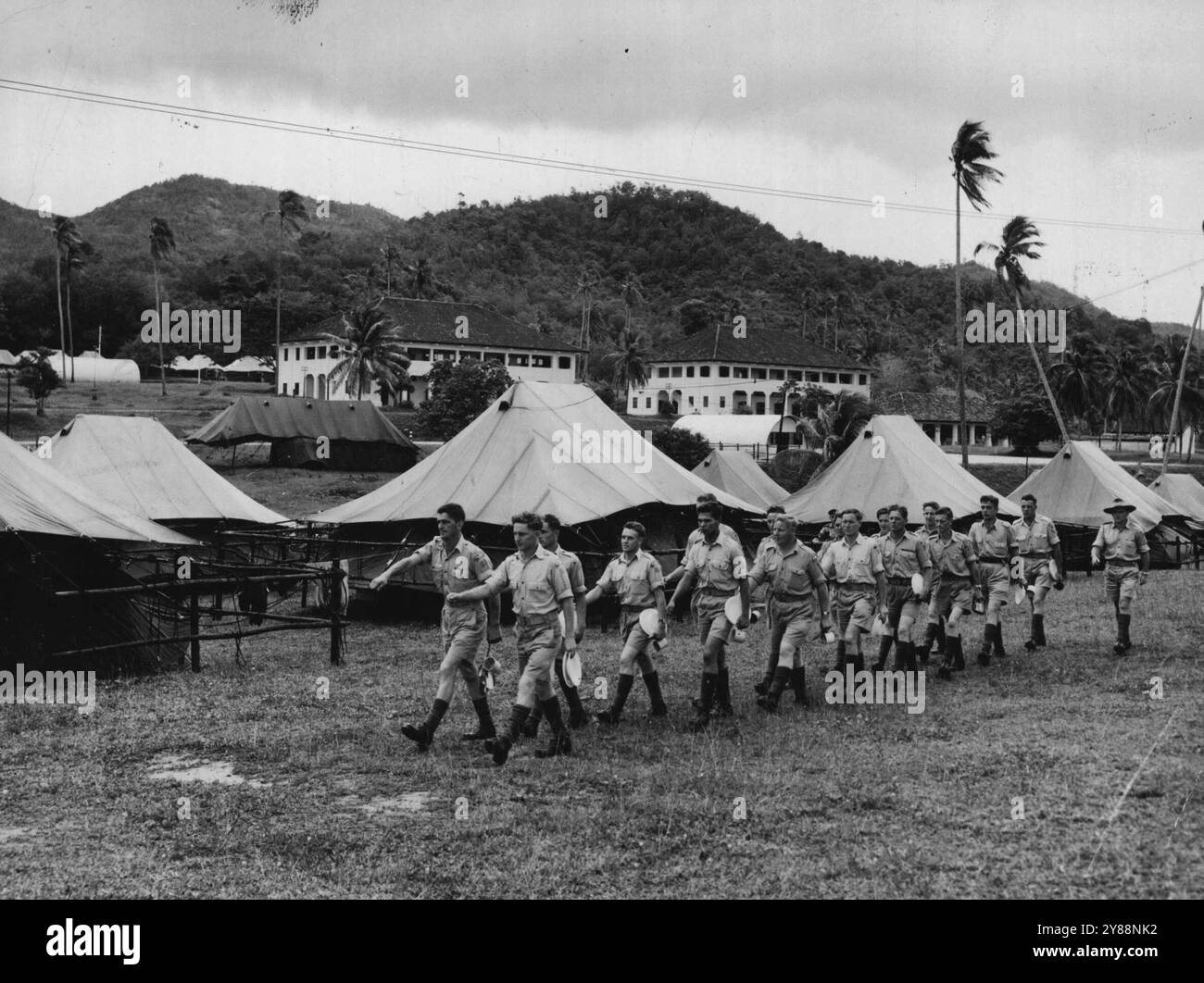 C'est la « maison » du second bataillon australien en Malaisie. Les troupes sont logées dans ces bâtiments et tentes à Minden Barracks, Penang, ici certains des hommes partent pour le défilé de mess. Ces photos proviennent du photographe Bruce Reddaway, qui accompagnait le deuxième bataillon en Malaisie. 09 novembre 1955. (Photo de Bruce Reddaway). Banque D'Images