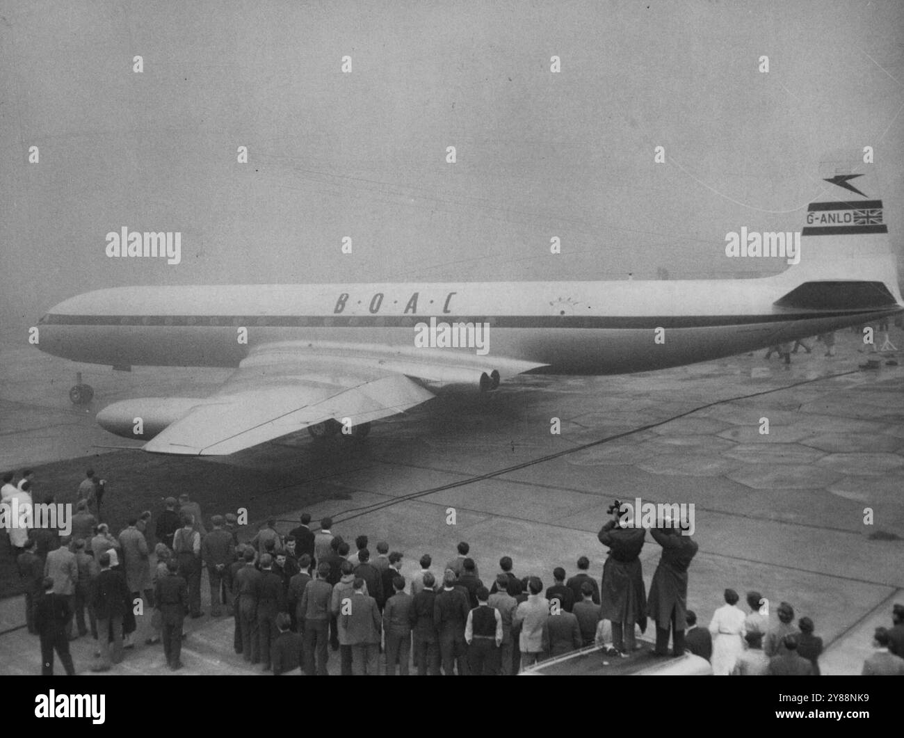 Comet III départ pour l'Australie -- Un avion de ligne Comet III quitte l'aérodrome de la compagnie de Havilland à Hatfield, Hertfordshire, aujourd'hui 2 décembre, pour l'Australie sur un vol d'essai. Le départ a été retardé de près de six heures par le brouillard. 15 décembre 1955. (Photo d'Associated Press photo). Banque D'Images Comet III départ pour l'Australie -- Un avion de ligne Comet III quitte l'aérodrome de la compagnie de Havilland à Hatfield, Hertfordshire, aujourd'hui 2 décembre, pour l'Australie sur un vol d'essai. Le départ a été retardé de près de six heures par le brouillard. 15 décembre 1955. (Photo d'Associated Press photo). Banque D'Images