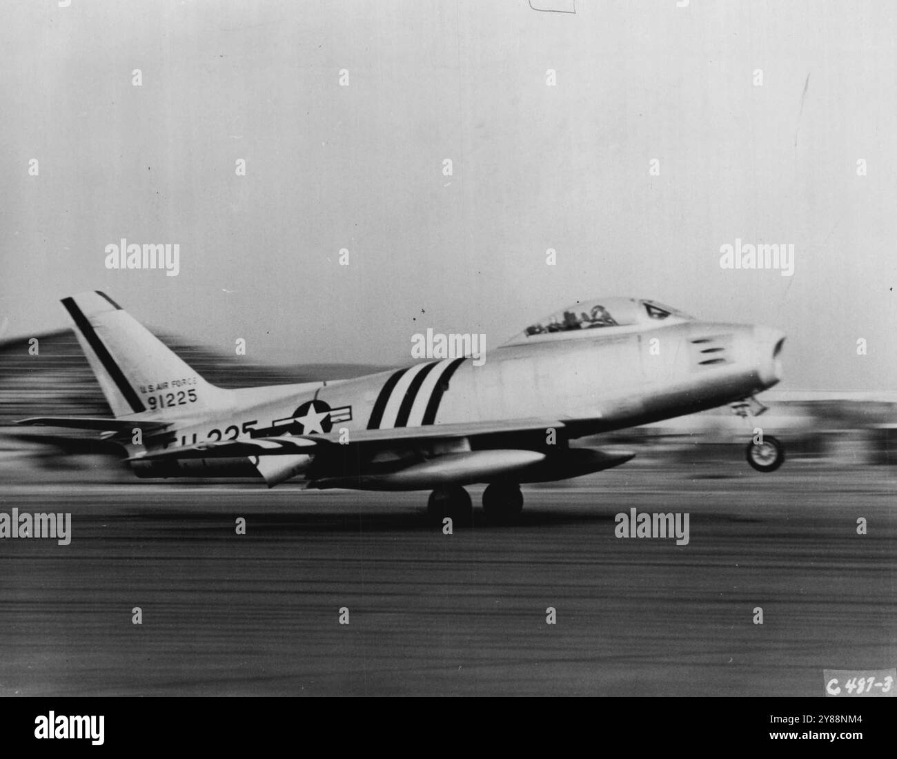 MIG Nemesis : une base aérienne au Japon --- Un chasseur à longue portée et à haute altitude dépeint de manière éclatante sa vitesse et sa puissance alors que ce F-86 Sabrejet décolle pour rôder les skylanes ennemis pour les chasseurs à réaction MIG-15. La 4th Fighter Interceptor Wing a apporté son complément de Sabrejets pour rejoindre d'autres unités de la Fifth Air Force dans la guerre aérienne coréenne début décembre. Cet engin robuste a toujours battu le MIG dans les engagements aériens. 20 juin 1951. (Photo par USAF photo). Banque D'Images MIG Nemesis : une base aérienne au Japon --- Un chasseur à longue portée et à haute altitude dépeint de manière éclatante sa vitesse et sa puissance alors que ce F-86 Sabrejet décolle pour rôder les skylanes ennemis pour les chasseurs à réaction MIG-15. La 4th Fighter Interceptor Wing a apporté son complément de Sabrejets pour rejoindre d'autres unités de la Fifth Air Force dans la guerre aérienne coréenne début décembre. Cet engin robuste a toujours battu le MIG dans les engagements aériens. 20 juin 1951. (Photo par USAF photo). Banque D'Images