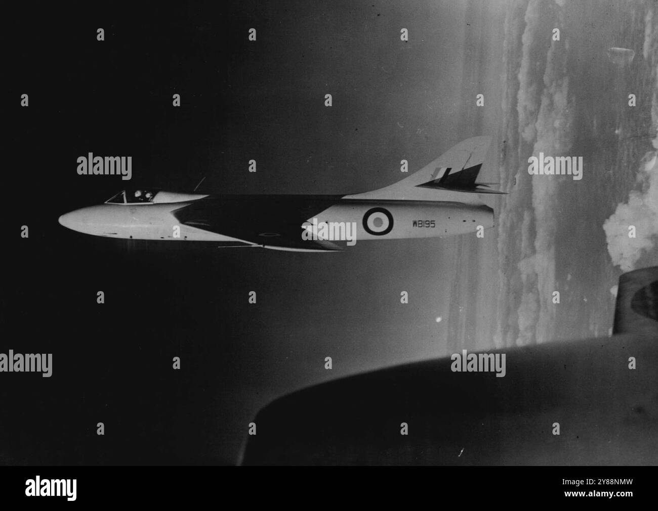 Boucler la boucle avec Un "Barrier Breaker" -- ceci est l'une d'un ensemble de photographies prises pendant une boucle par le chasseur à réaction le plus rapide de Grande-Bretagne, le Hawker Hunter, piloté par le pilote d'essai en chef Neville Duke. Les photographies ont été prises à partir d'un Meteor volant parallèlement entre les extrémités des ailes au début de chaque boucle étant à seulement 20 pieds. Le Hunter était, bien sûr, étranglé bien au-dessous de sa performance normale afin que le Meteor puisse le suivre. 07 novembre 1952. Banque D'Images Boucler la boucle avec Un "Barrier Breaker" -- ceci est l'une d'un ensemble de photographies prises pendant une boucle par le chasseur à réaction le plus rapide de Grande-Bretagne, le Hawker Hunter, piloté par le pilote d'essai en chef Neville Duke. Les photographies ont été prises à partir d'un Meteor volant parallèlement entre les extrémités des ailes au début de chaque boucle étant à seulement 20 pieds. Le Hunter était, bien sûr, étranglé bien au-dessous de sa performance normale afin que le Meteor puisse le suivre. 07 novembre 1952. Banque D'Images
