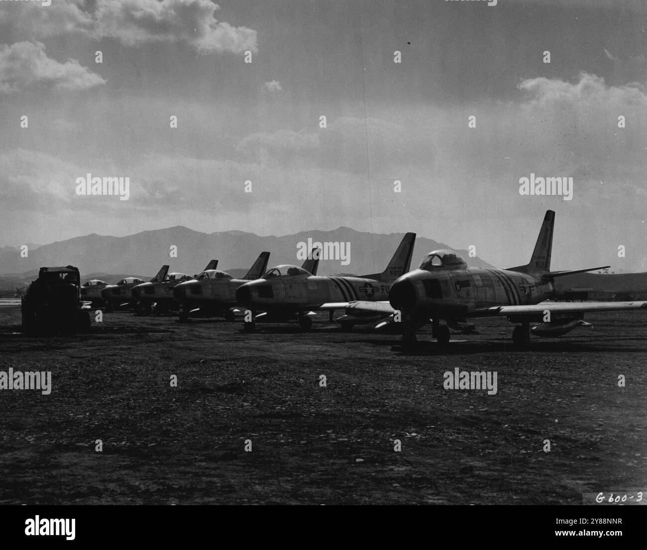 Une base aérienne en Corée -- les chasseurs à réaction Sabre F-86 de la 4e Escadre de la Cinquième Air Force attendent silencieusement l'arrivée du nouveau jour, quand ils rugiront à la vie. Ils ont été inspectés et réparés selon les besoins, ravitaillés et chargés de munitions pendant la nuit, et n'ont maintenant besoin que des mains efficaces des membres d'équipage pour les envoyer à un autre assaut de combat contre des cibles communistes en Corée. 17 mars 1951. (Photo de la U.S. Air Force photo). Banque D'Images Une base aérienne en Corée -- les chasseurs à réaction Sabre F-86 de la 4e Escadre de la Cinquième Air Force attendent silencieusement l'arrivée du nouveau jour, quand ils rugiront à la vie. Ils ont été inspectés et réparés selon les besoins, ravitaillés et chargés de munitions pendant la nuit, et n'ont maintenant besoin que des mains efficaces des membres d'équipage pour les envoyer à un autre assaut de combat contre des cibles communistes en Corée. 17 mars 1951. (Photo de la U.S. Air Force photo). Banque D'Images
