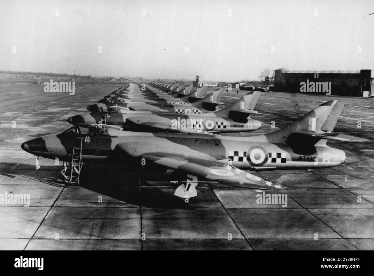 Les 'chasseurs' ***** Hawker 'Hunters' aligné à la station R.A.F. à Wattisham, Suffolk. Trois ***** Le R.A.F. Fighter Command, est maintenant complet ***** Avec les chasseurs Hawker 'Hunter' ***** d'autres escadrons sont en cours de ***** avec cet avion. Le ***** monoplan à aile médiane, en flèche ***** conception, est un seul siège jour ***** dans la production à grande échelle pour le ***** Et les forces aériennes des autres N.A.T.O. ***** . L'avion est armé de ***** m.m. guns dans une installation formant ***** de l'avant du fuselage. 16 février 1955. Banque D'Images Les 'chasseurs' ***** Hawker 'Hunters' aligné à la station R.A.F. à Wattisham, Suffolk. Trois ***** Le R.A.F. Fighter Command, est maintenant complet ***** Avec les chasseurs Hawker 'Hunter' ***** d'autres escadrons sont en cours de ***** avec cet avion. Le ***** monoplan à aile médiane, en flèche ***** conception, est un seul siège jour ***** dans la production à grande échelle pour le ***** Et les forces aériennes des autres N.A.T.O. ***** . L'avion est armé de ***** m.m. guns dans une installation formant ***** de l'avant du fuselage. 16 février 1955. Banque D'Images