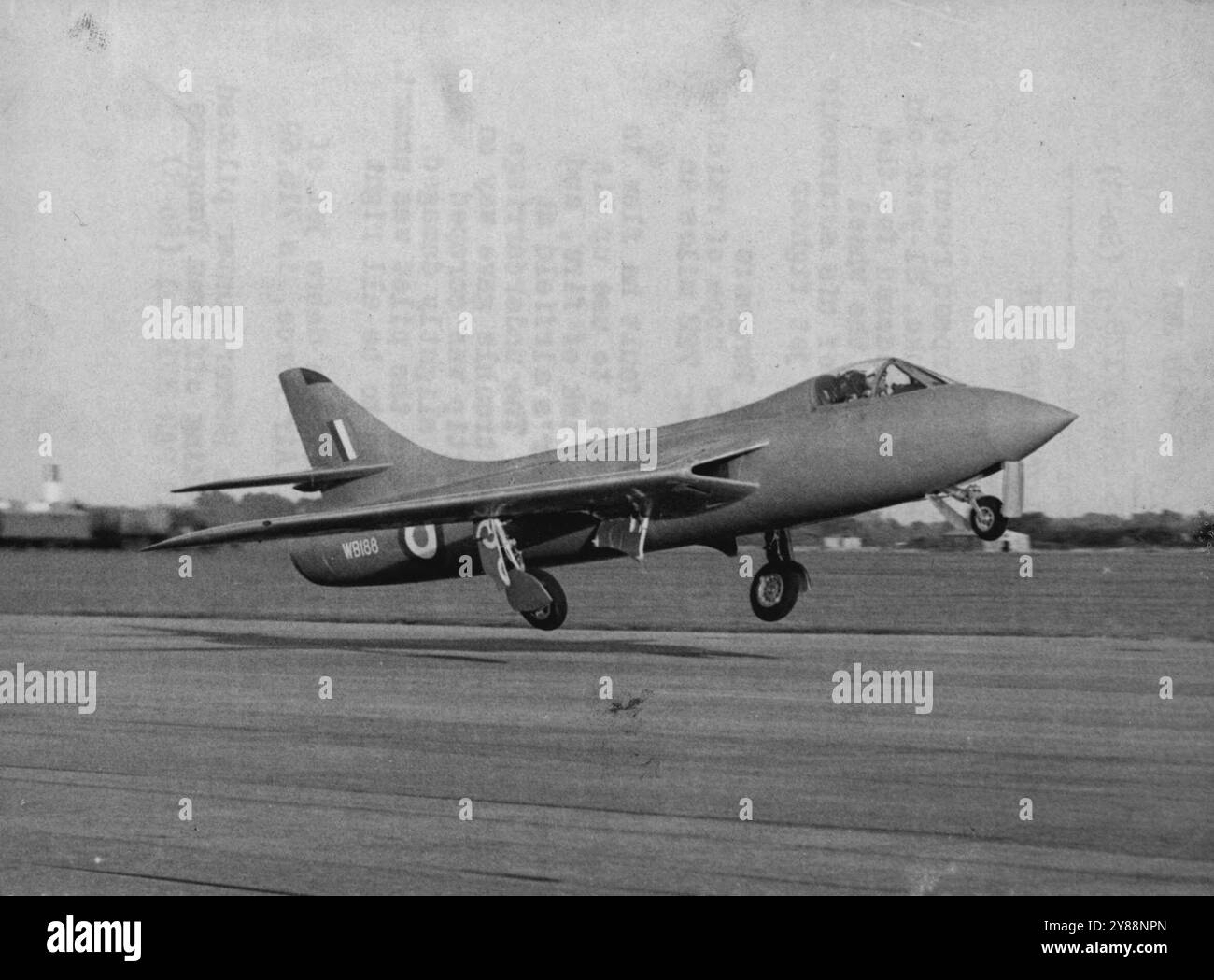 Tentative de record le pilote atterrit Jet sur une roue -- le Hawker Hunter piloté par Neville Duke décollant de Tangmere. La tentative de record du monde de vitesse aérienne par le chef d'escadron Neville Duke, pilote d'essai de 31 ans, a dû être abandonnée au jour le jour (mardi) lorsque la roue sous l'aile gauche de son chasseur à réaction supersonique Hawker Hunter à aile en flèche a refusé ***** . Duke avait ***** Au large de l'aérodrome de Tangmere, ***** , dans l'espoir d'élever le monde ***** à plus de 722 miles à l'heure. Dû à ***** faute il a volé en cercles pendant 20 ***** pour utiliser son carburant et réduire ***** De feu, puis atterrit à H. Banque D'Images Tentative de record le pilote atterrit Jet sur une roue -- le Hawker Hunter piloté par Neville Duke décollant de Tangmere. La tentative de record du monde de vitesse aérienne par le chef d'escadron Neville Duke, pilote d'essai de 31 ans, a dû être abandonnée au jour le jour (mardi) lorsque la roue sous l'aile gauche de son chasseur à réaction supersonique Hawker Hunter à aile en flèche a refusé ***** . Duke avait ***** Au large de l'aérodrome de Tangmere, ***** , dans l'espoir d'élever le monde ***** à plus de 722 miles à l'heure. Dû à ***** faute il a volé en cercles pendant 20 ***** pour utiliser son carburant et réduire ***** De feu, puis atterrit à H. Banque D'Images