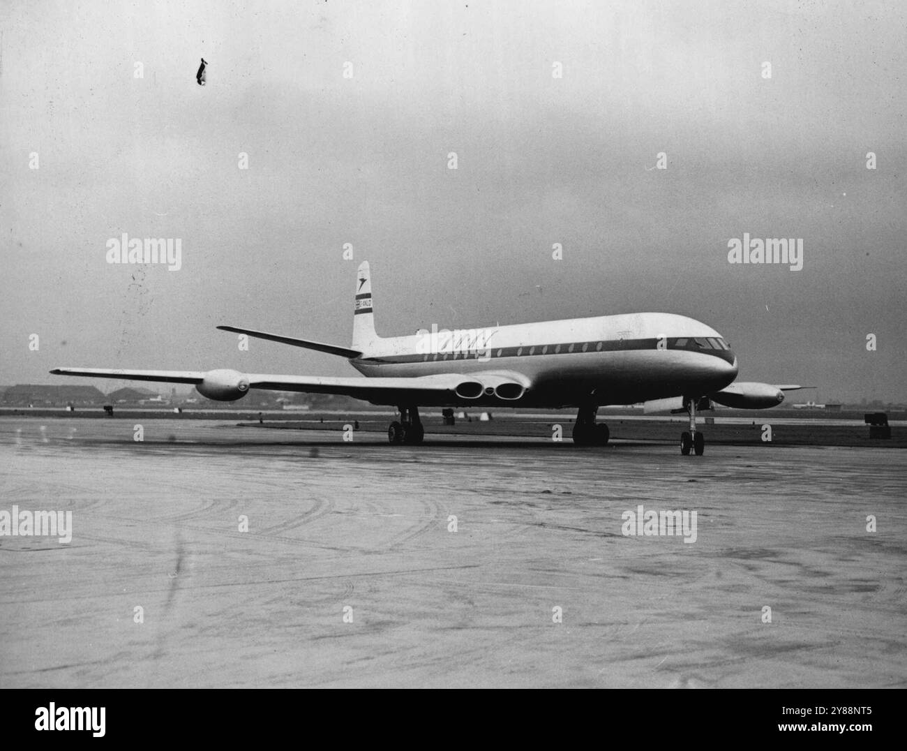 Comet III bat les records de l'Atlantique -- le Comet débarque à Londres. L'avion de ligne britannique de Havilland Comet III a atterri à l'aéroport de Londres mercredi matin après avoir établi deux records transatlantiques - la première traversée sans escale de l'Atlantique par un avion de ligne à réaction et le temps commercial le plus rapide entre Londres et Montréal. Le Comet III, avec le capitaine de groupe John Cunningham, le pilote d'essai en chef de de Havilland, aux commandes, avait parcouru 3 350 milles en six heures et huit minutes, atteignant une vitesse moyenne de 548 M.h. le record de vitesse, établi au dernier tour du vol mondial de 30 0000 milles du Comet, n'était pas le résultat Banque D'Images