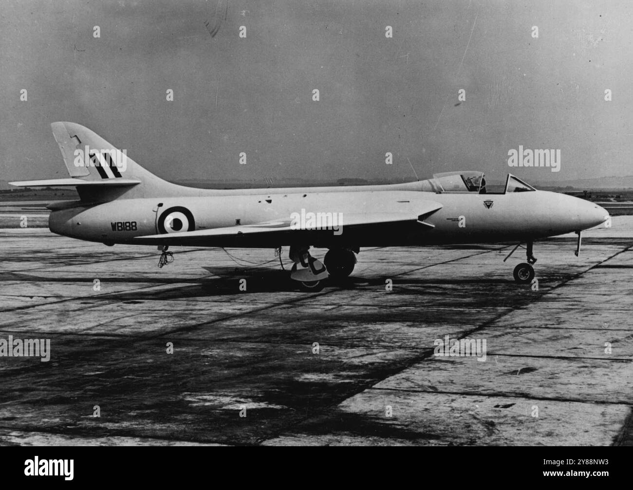 Le nouveau British Jet Fighter peut être le plus rapide du monde Détails vient de sortir -- Une vue latérale du nouveau super-avion super secret superjet Hawker P1067, dont les premiers détails viennent d'être publiés à Londres par le Hawker Siddeley Group avec une déclaration de Sir Frank Spencer Spriggs, K.B.E., disant : «nous croyons que c'est le meilleur avion de combat volant partout dans le monde aujourd'hui.» Conçu par la célèbre équipe Hawker, dirigée par Sidney Camm, C.B.E., de renommée Hurricane, et développé et produit à Gone par ses premiers essais en vol à la station expérimentale du Ministère de l'approvisionnement à Boscombe Down, piloté par Squadron L. Banque D'Images