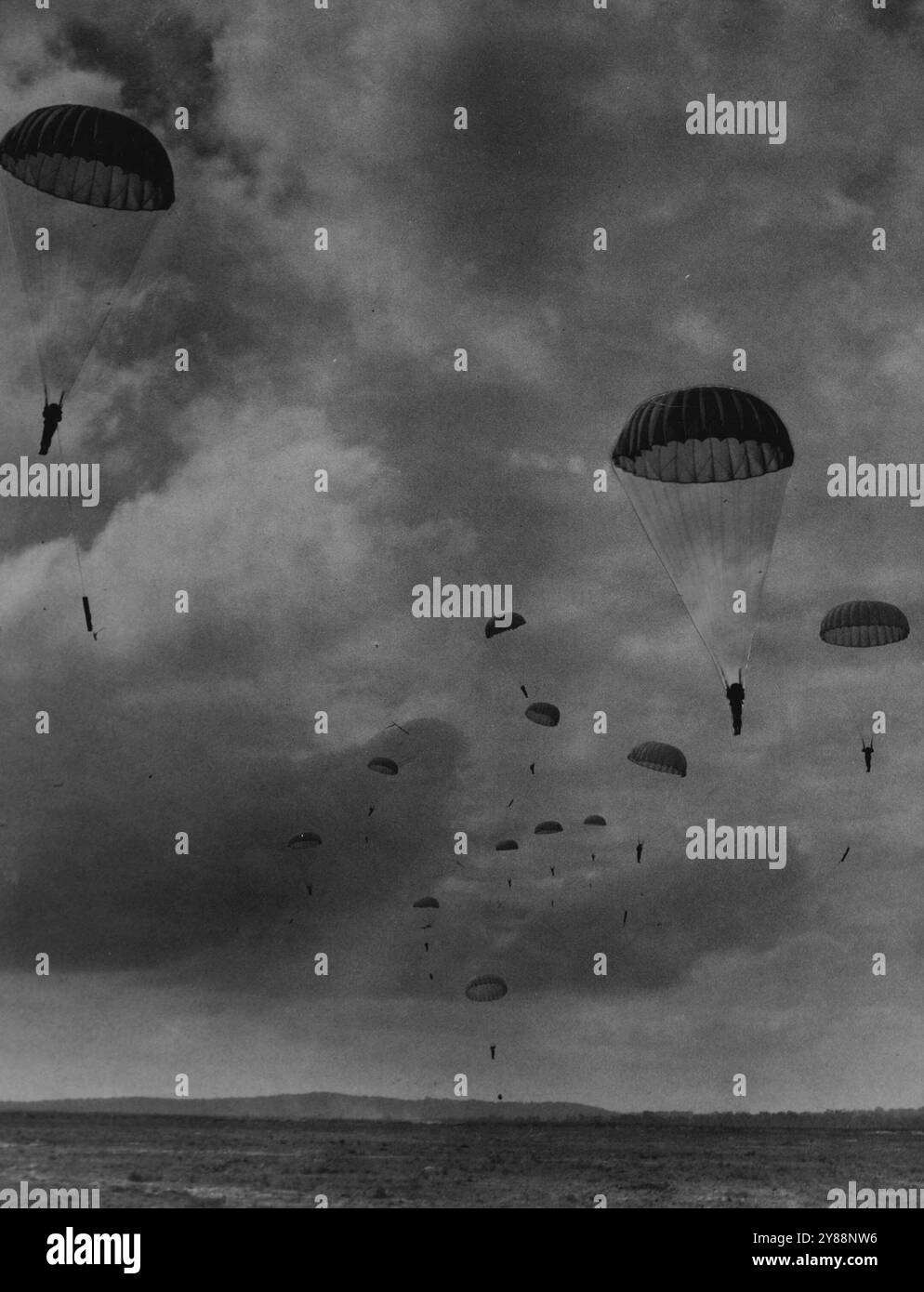 School Land/Air Warfare-Williamtown. Cette photo montre des membres du personnel de l'aile d'entraînement de parachute et des membres du peloton aéroporté 2BN.faisant un largage massif. La démonstration a été organisée pour montrer l'application pratique de certains aspects du soutien au transport aérien. Ces gars, certains de Corée aujourd'hui, ont reçu leurs insignes de parachute Gen. F.H. Berryman. G.O.C. Eastern Command. 22 avril 1952. (Photo de Gordon Herbert Short/Fairfax Media). Banque D'Images