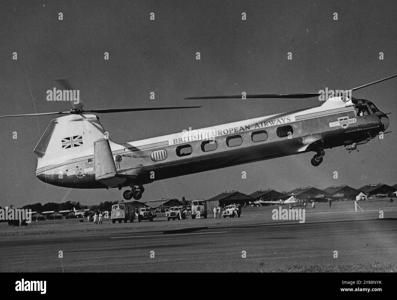 Autocar ferroviaire volant...... -- ressemblant à un autocar de chemin de fer volant, c'est le Bristol type 173 Mark II, hélicoptère treize places, avec rotors jumelés. Démons ***** ses allures au spectacle hier. 8 septembre 1953. (Photo de Paul Popper, Paul Popper Ltd.) Banque D'Images