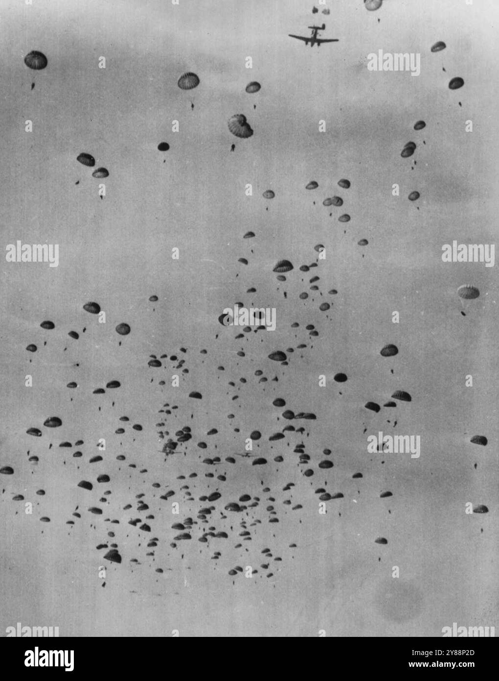 Mass Jump aussi lisse que Silk - Air est rempli de chutes ouvertes tandis que les parachutistes vétérans du 188th Airborne Infantry Regiment flottent vers le pâturage de la ferme laitière de l'Académie navale aujourd'hui. Largués de 12 gros avions cargo, 400 vétérans du saut ont pris part à une démonstration de tactiques d'infanterie air-sol semblable à une horloge ou 1 200 étudiants du ROTC s'entraînaient à ft. Meade, on peut voir certains des avions de largage. 23 juillet 1951. (Photo de AP Wirephoto). Banque D'Images