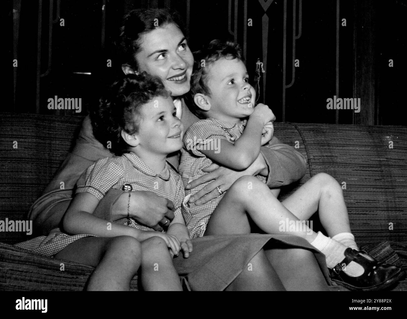 MRS Bentine et Fusty. Child Star -- Fusty, cinq ans, photographiée avec sa mère, MRS Michael Bentine, est déjà une "star" du cinéma. Deux jours avant de partir de l'Angleterre pour l'Australie, elle a réalisé un film en technicolore, « Raising a Riot », une comédie dans laquelle elle jouait le rôle principal de l'enfant. Fusty est arrivée avec ses parents et son jeune frère hier dans le paquebot Oronsay. « Tout a commencé lorsque la productrice a vu une photo de Fusty avec son père et l'a invitée pour un test d'écran », a déclaré MRS Bentine. 10 novembre 1954. Banque D'Images