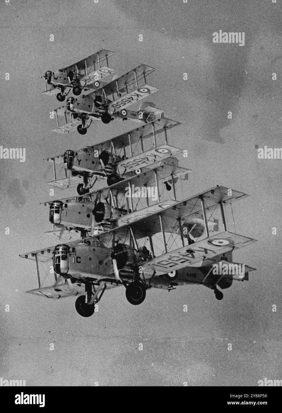 Les nouveaux bombardiers de rue aériens britanniques en vol ***** Oxfordshire. Une vue de certains des nouveaux avions de bombardement 'Overstrand' en vol au-dessus de la station de la Royal Air Force à Bicester, leur siège social. L'Idist (Bomber) Squadron de la Royal Air Force a été rééquipé dans le cadre du nouveau programme de défense du gouvernement avec des avions de bombardement Boulton et Paul 'Overstrand', équipés de deux moteurs Bristol Pegasus. Une caractéristique des 'planes' si les tourelles de canon rotatif New-type dans le nez du fuselage. 10 novembre 1936. (Photo d'Associated Press photo). Banque D'Images