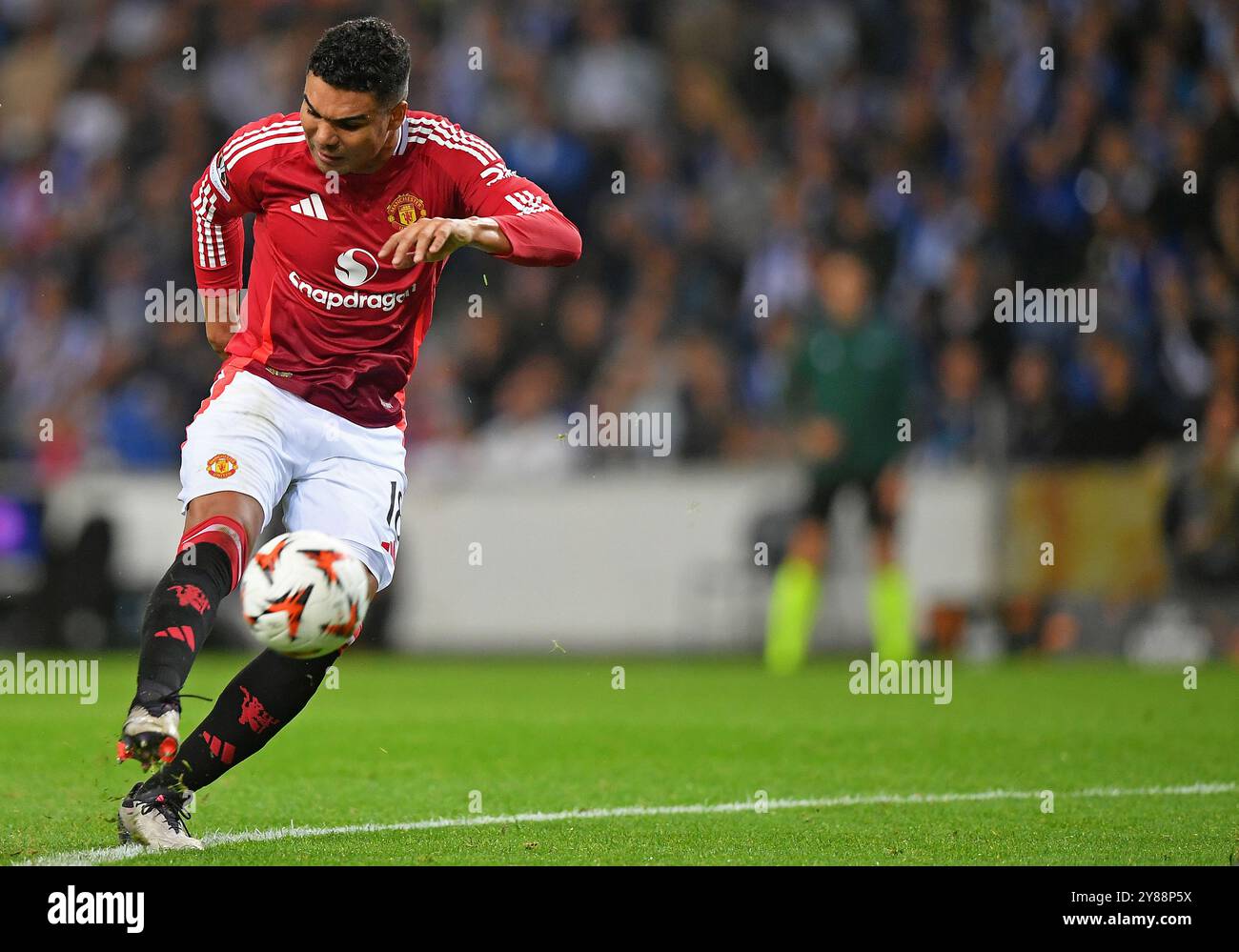 Porto, Portugal. 03 Oct, 2024. Dragao Stadium, UEFA Europa League 2024/2025, FC Porto versus Manchester United ; Casemiro de Manchester United, tire au but lors d'un match entre le FC Porto et Manchester United pour le deuxième tour de l'UEFA Europa League 2024/2025 au Dragao Stadium de Porto le 03 octobre 2024. Photo : Daniel Castro/DiaEsportivo/Alamy Live News crédit : DiaEsportivo/Alamy Live News Banque D'Images