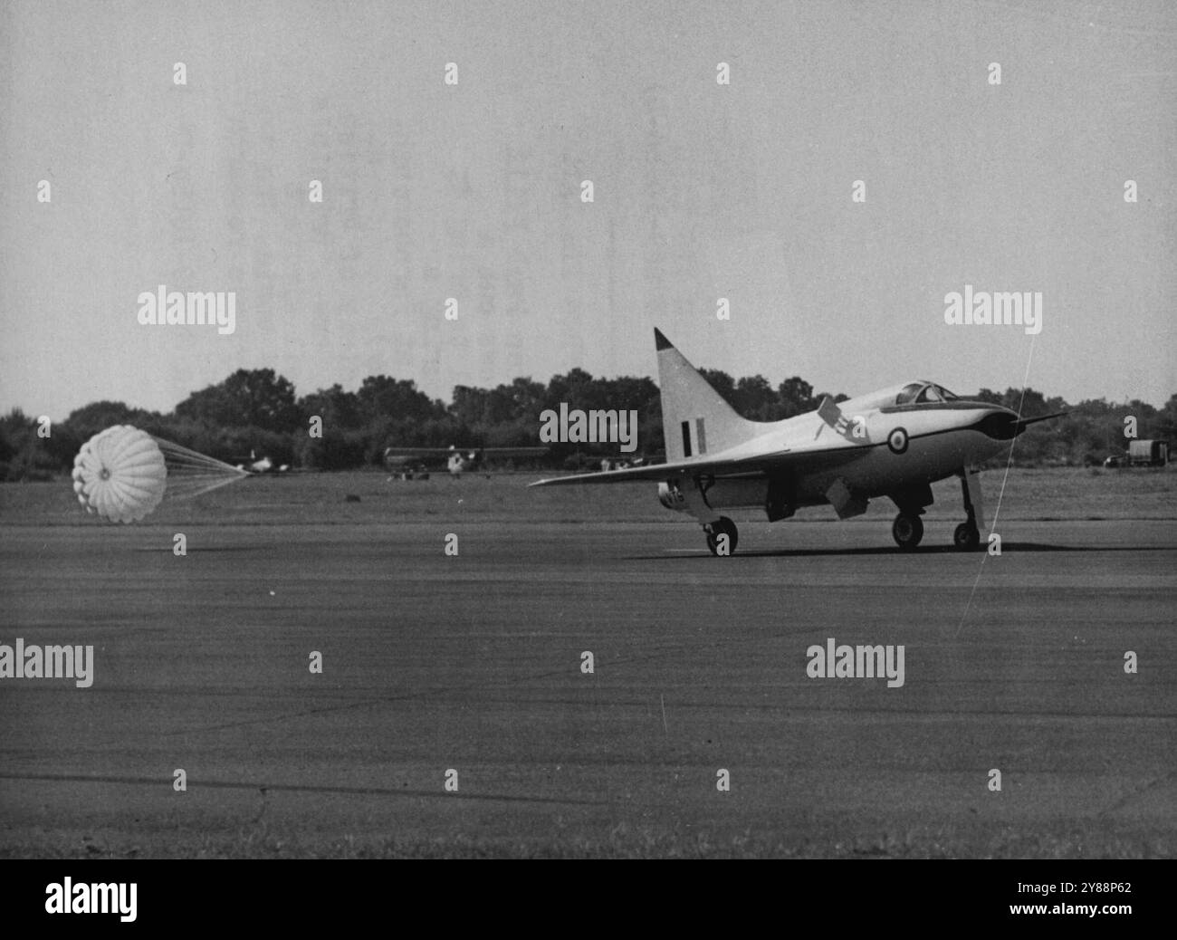 Jetant le frein de sa queue -- L'avion de recherche Delta-Wing Bolton Paul P111A jette un parachute de sa queue pour l'amener à un atterrissage régulier pendant un vol de démonstration à Farnborough, Hampshire, aujourd'hui (lundi), lors de l'avant-première de la Society of British Aircraft Constructors' Show. Les derniers avions militaires et civils britanniques sont exposés au monde entier. Le P111A est utilisé pour la recherche aérodynamique à vitesse sonique et proche. 7 septembre 1953. (Photo de Reuterphoto). Banque D'Images