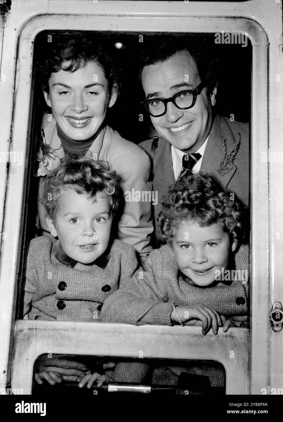 Tournée en Australie -- le comédien aux cheveux de choc Michael Bentine avec sa femme, Clementine, et leurs deux enfants, Gussy (à gauche) et Fusty, quitte la gare de Pancras, Londres, aujourd'hui (mercredi) à bord du bateau-train d'Oronsay pour l'Australie, où il partira en tournée pour le circuit Tivoli. Fusty a récemment fait ses débuts au cinéma. 13 octobre 1954. (Photo de Reuterphoto). Banque D'Images