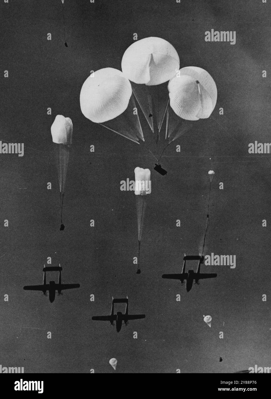 Pattern of War - les parachutes matte un motif champignon dans le ciel alors qu'ils dérivent avec leur charge de guerre dans une chute d'approvisionnement des wagons de l'armée de l'air américaine volant au-dessus de la Corée. Du matériel, y compris des véhicules lourds, plusieurs jeeps, des pièces de campagne, a été largué aux hommes de la 187e équipe de combat régimentaire lors de manœuvres récentes. 06 janvier 1953. (Photo de Reuterphoto). Banque D'Images