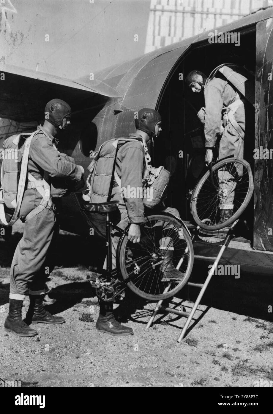 Marine essayer des vélos pour les troupes de parachutte - les troupes de parachutte des Marines des États-Unis chargent des sections d'un vélo dans un avion de transport à la Naval ***** Champ ici, 18 septembre, avant un ***** . Bondissez avec le vélo. Le ***** (De gauche à droite) : Caporal Richard Tompkins, ***** Ovla. ; Private Hyatt, Lacoochee, Fla., ***** Robert Neef, Texarkana, Arkansas Le saut ***** le vélo sectionnel était purement ***** Un. Si l'idée s'avère acceptable, ***** Troupe de parachutistes armée d'un canon Tommy ***** Le vélo derrière les lignes «ennemies». 18 septembre 1941. Banque D'Images