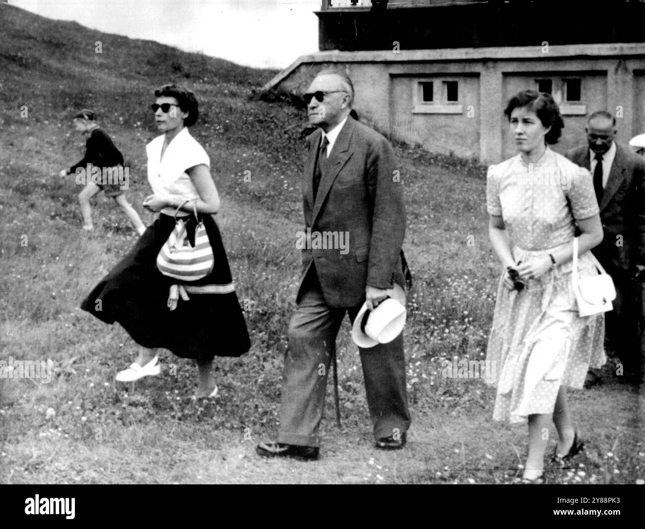 L'homme à Muerren : Dr Konrad Adenauer, le chancelier fédéral, prend l'air à Muerren, Suisse, le 20 juillet, avec sa fille, Dr Ria Reiners, gauche, et une femme secrétaire anonyme. Il est arrivé à Muerren - à seulement 87 miles de Genève - le 18 juillet, le jour où les quatre grands pourparlers ont commencé. Il est en vacances. 21 juillet 1955. (Photo d'Associated Press photo) Banque D'Images