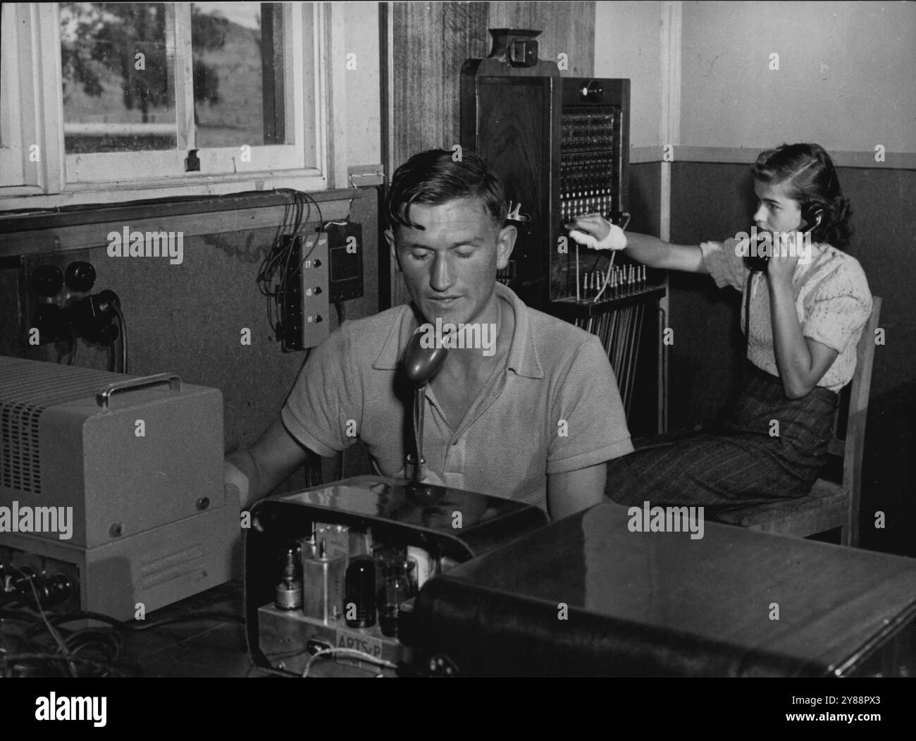 Balts Begin New Life in Australia - deux des premiers nouveaux arrivants à commencer à travailler en Australie sont John et Regina, qui rejoignent le personnel du Centre de formation en tant qu'interprète-annonceur et accompagnateur de standard, respectivement. 20 janvier 1954. (Photo de Australian Official photo). Banque D'Images