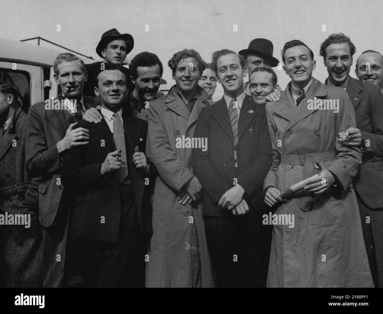 Plus de migrants britanniques pour travailler pour S.E.C. - les travailleurs de Yallourn sourient leur plaisir à leur arrivée à Port Melbourne à bord du Ranchi en provenance d'Angleterre aujourd'hui. Ce sont quelques-uns des 48 hommes qui travailleront pour la Commission nationale de l’électricité à Yallourn et Kiewa. 01 septembre 1952. Banque D'Images